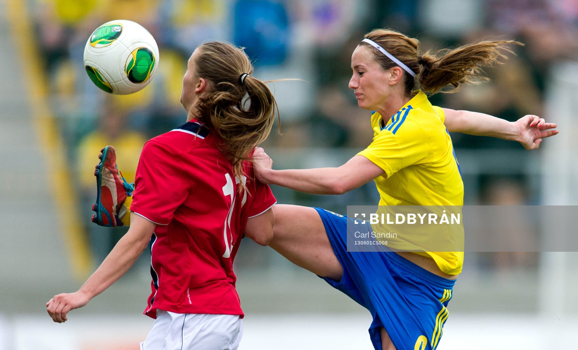 Kosovare Asllani, Sverige, gör en hög spark framför en