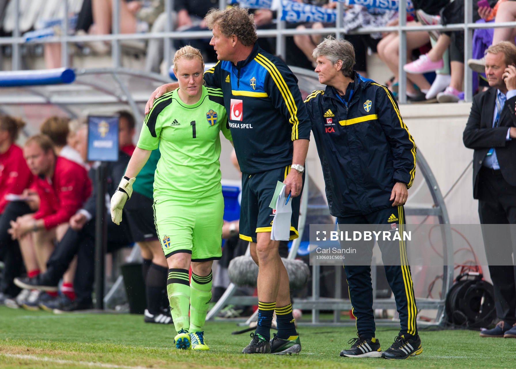 Kristin Hammarström, målvakt, Sverige, pratar med Mikael