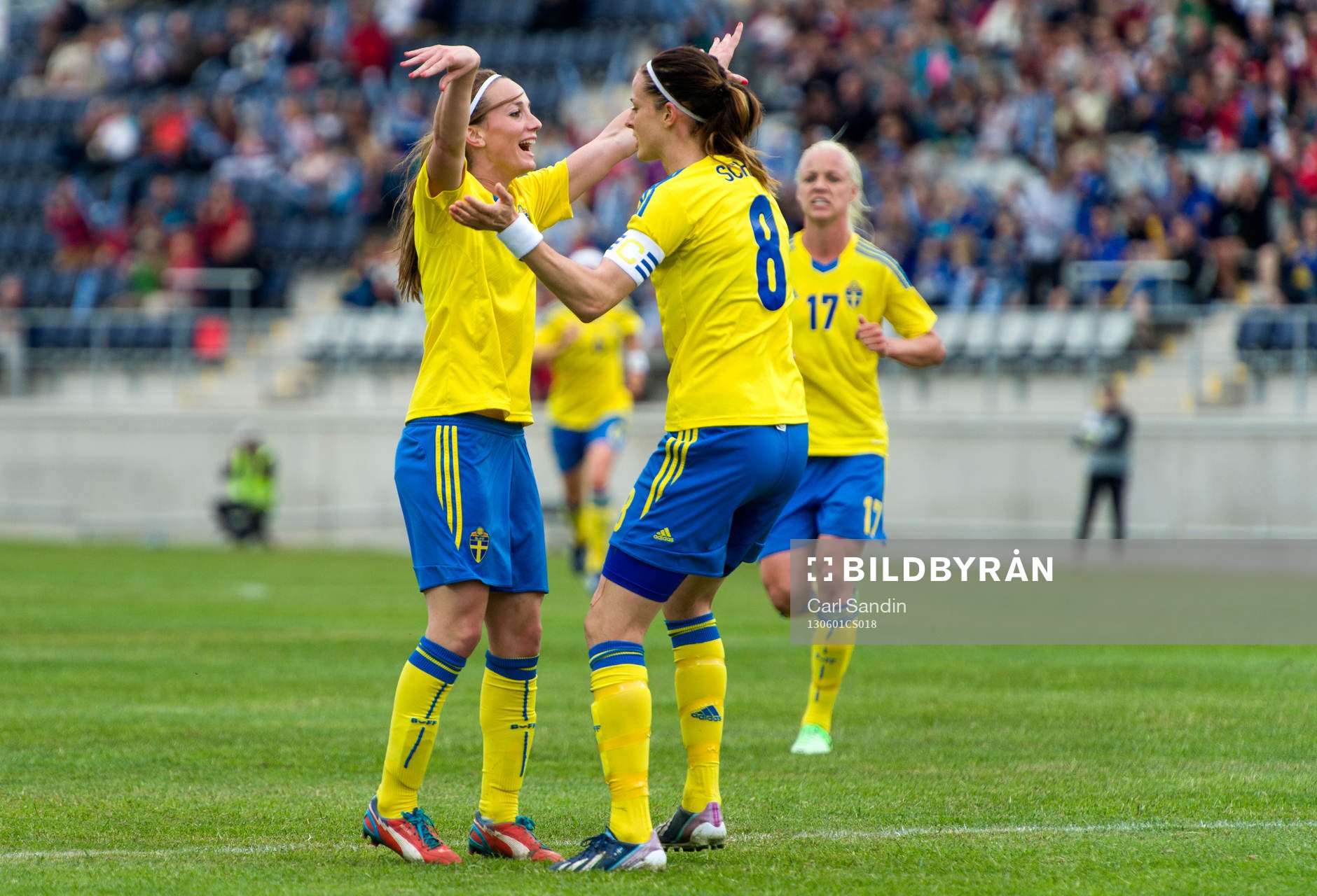 Fotboll, Dam, Träningslandskamp, Sverige - Norge: Kosovare Asllani kramar om Lotta Schelin, Sverige, efter hennes 1-1-mål.