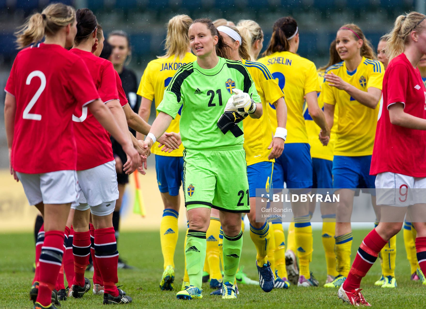Sofia Lundgren, målvakt, Sverige, tackar de norska spelarna