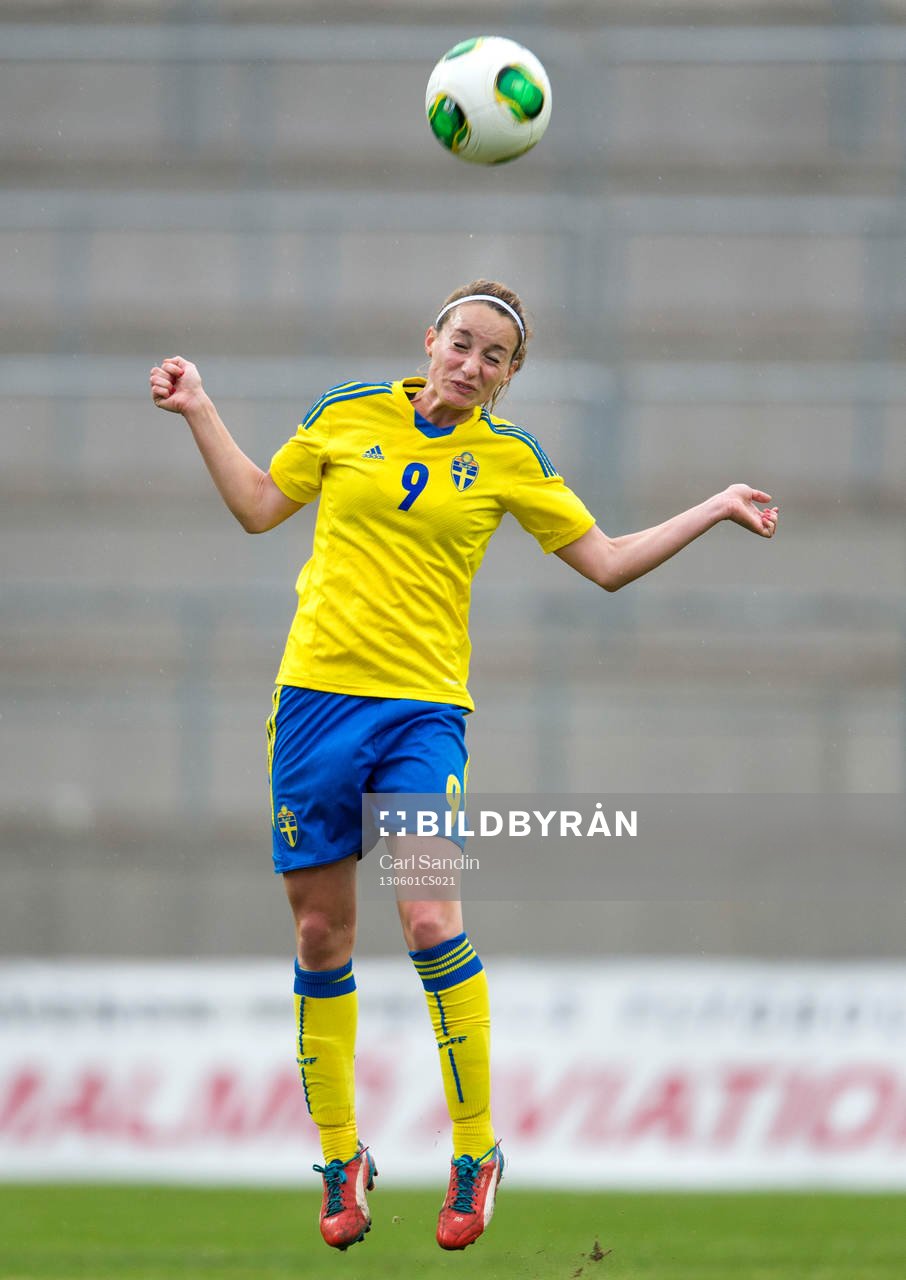 Kosovare Asllani, Sverige, nickar bollen