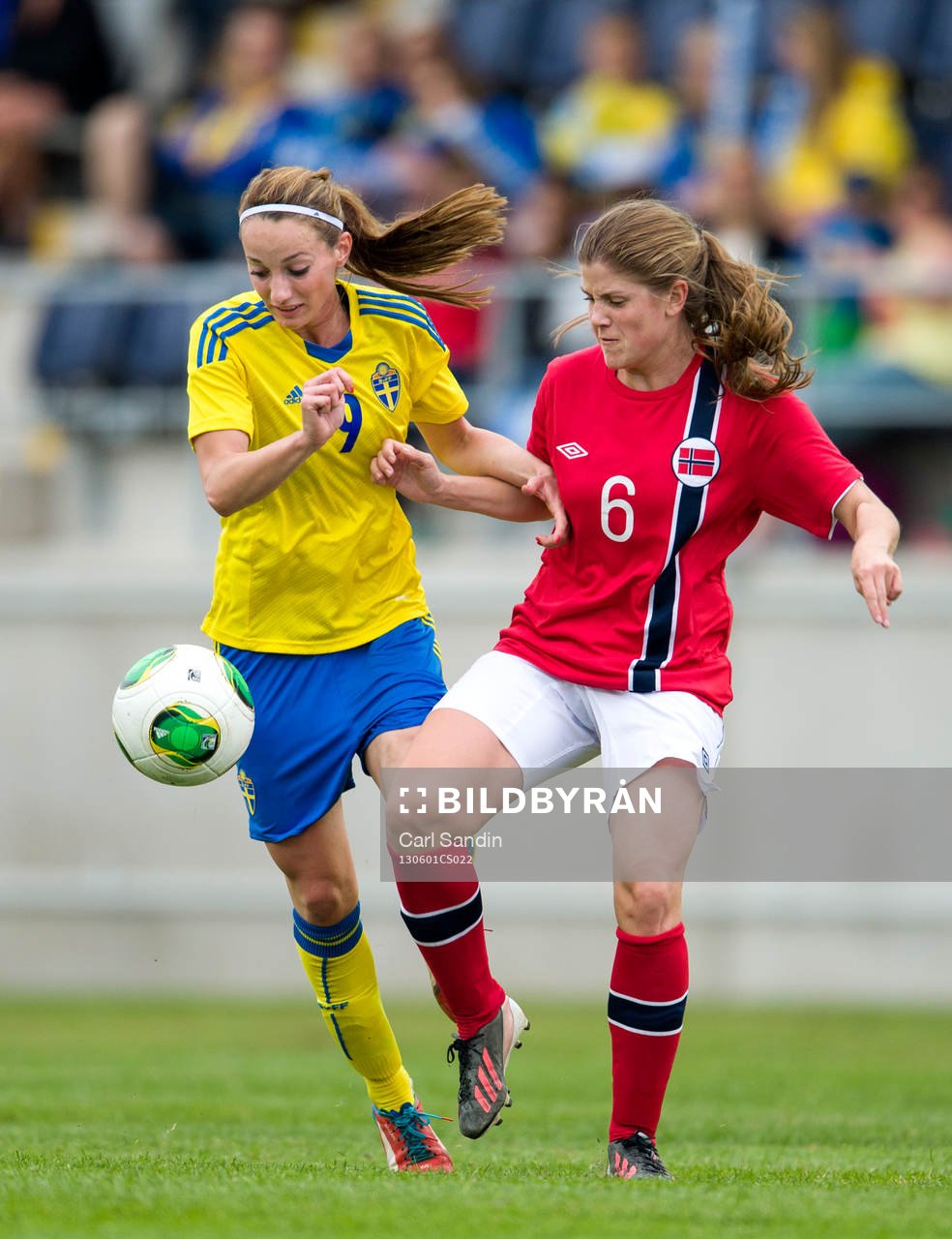 Närkamp mellan Kosovare Asllani, Sverige, och Maren