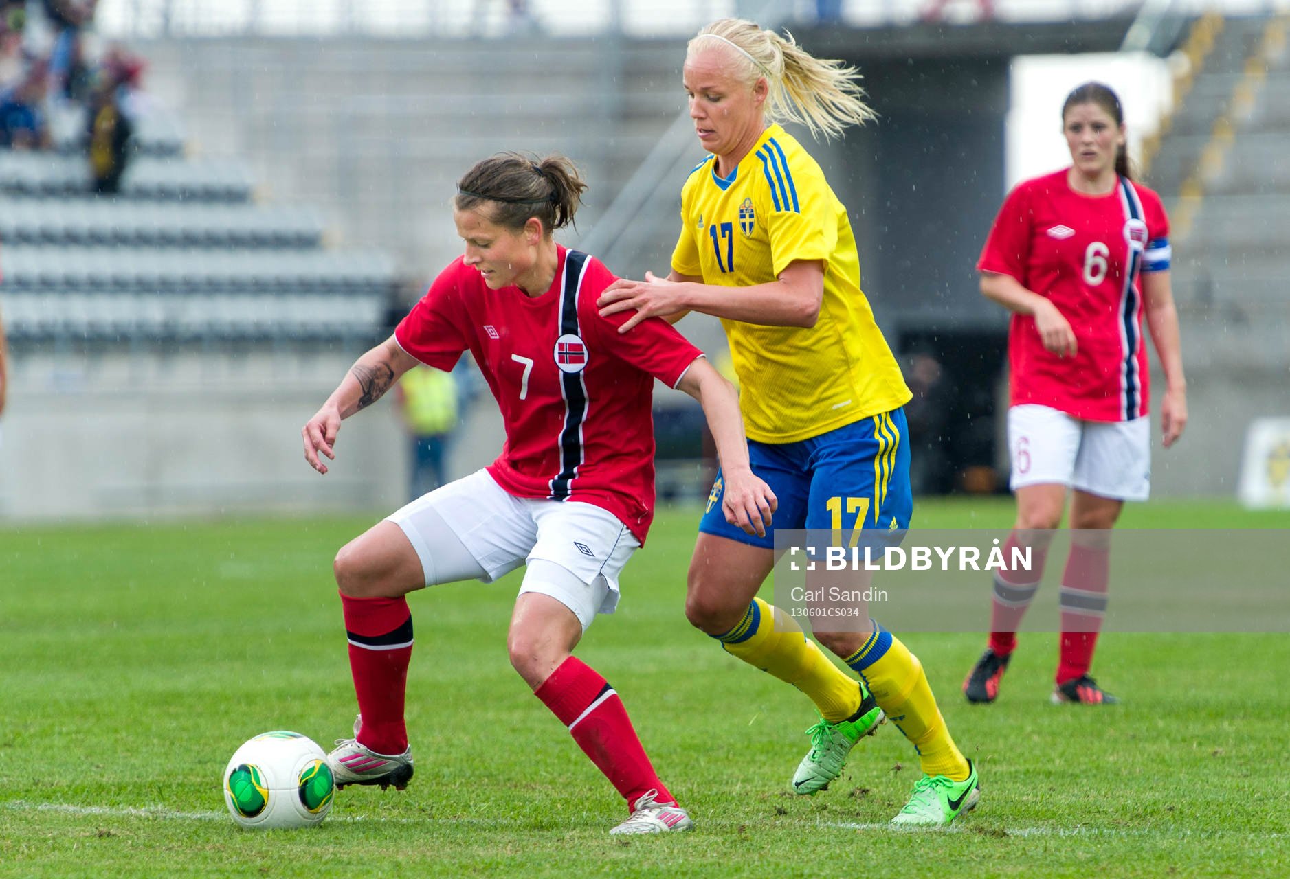 Trine Rønning, Norge, utmanas av Caroline Seger, Sverige