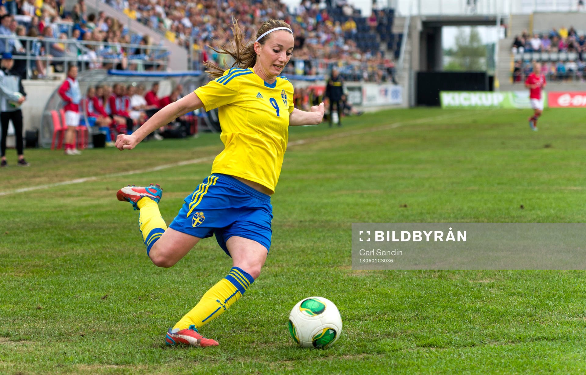 Kosovare Asllani, Sverige, laddar för skott