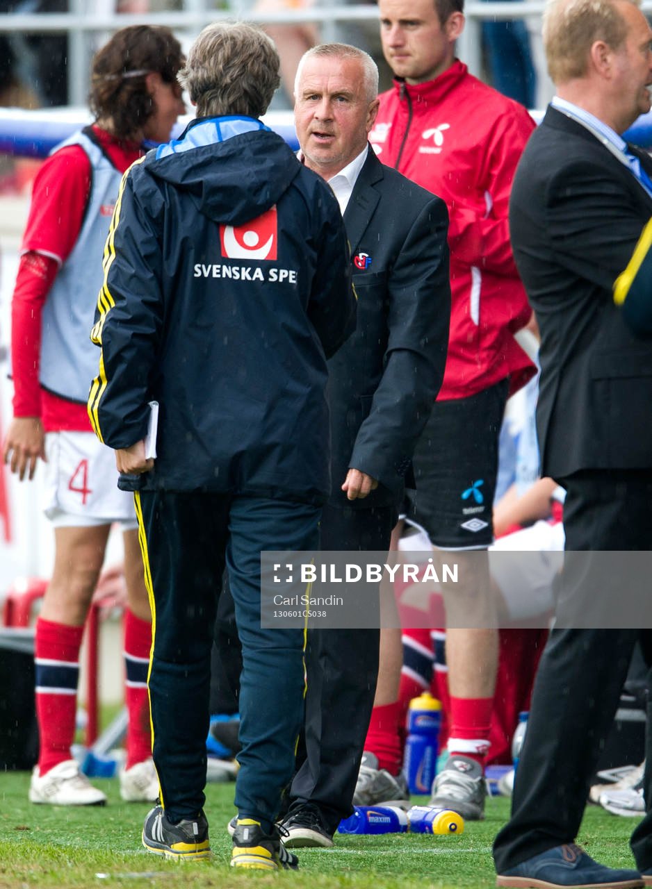 Even Pellerud, förbundskapten Norge, tackar Pia Sundhage,