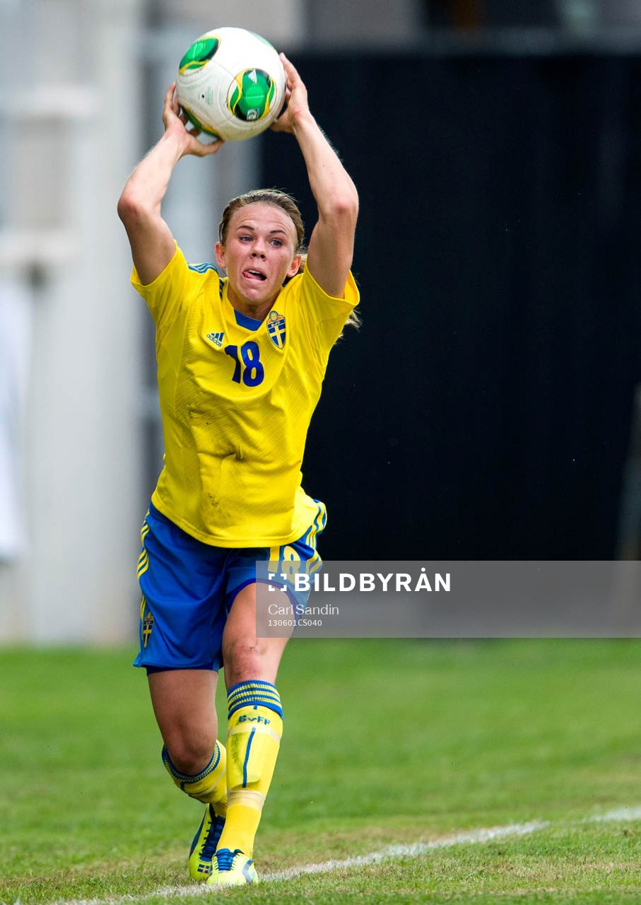 Jessica Samuelsson, Sverige, kastar inkast