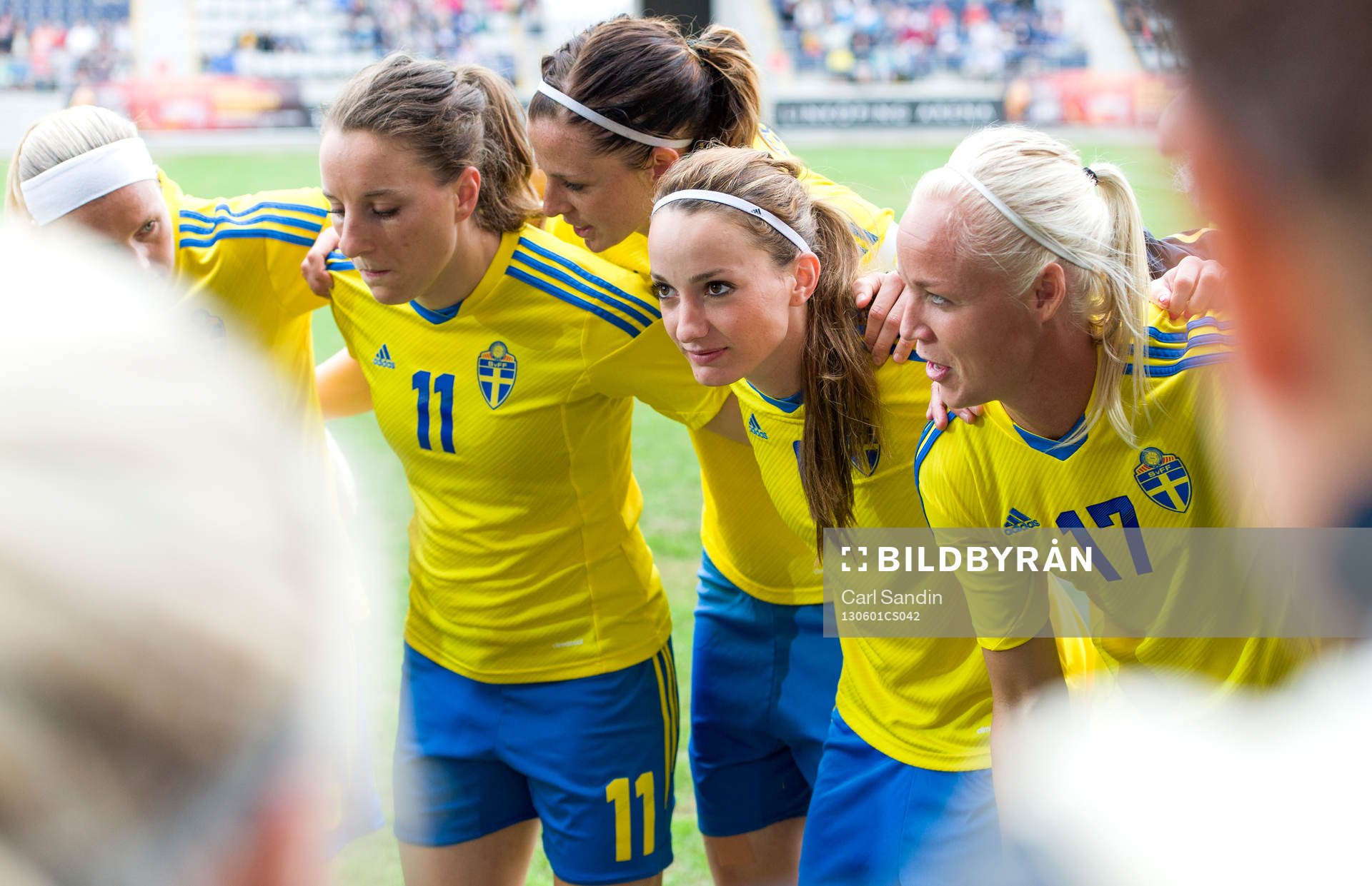 Kosovare Asllani, Sverige, laddar innan matchen med