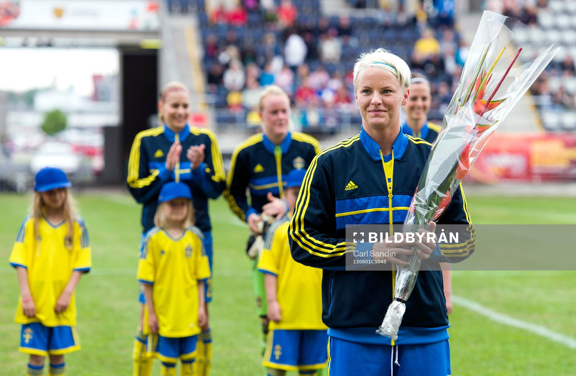 Nilla Fischer, Sverige, spelar sin 100:e landskamp
