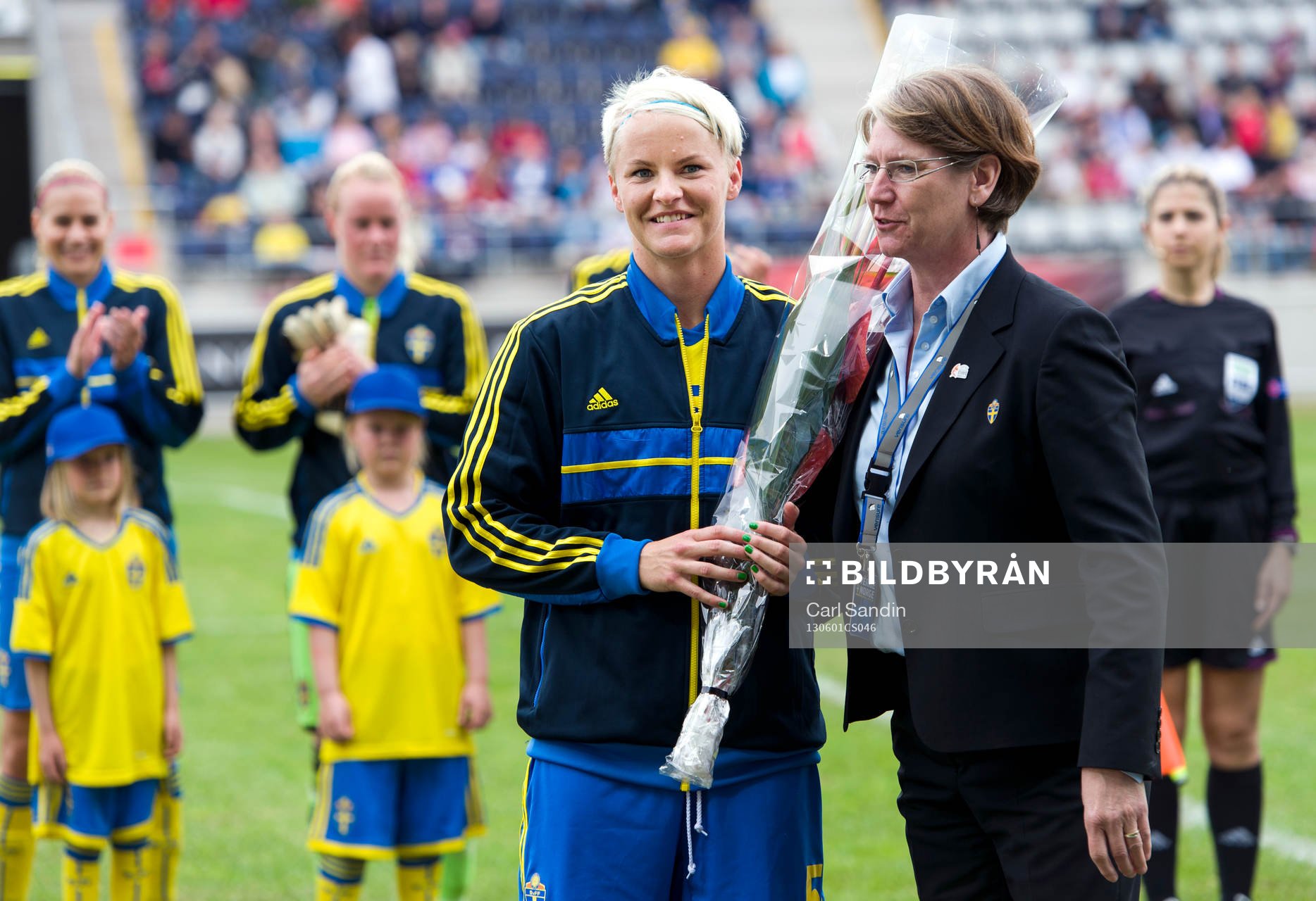 Nilla Fischer, Sverige, spelar sin 100:e landskamp och får