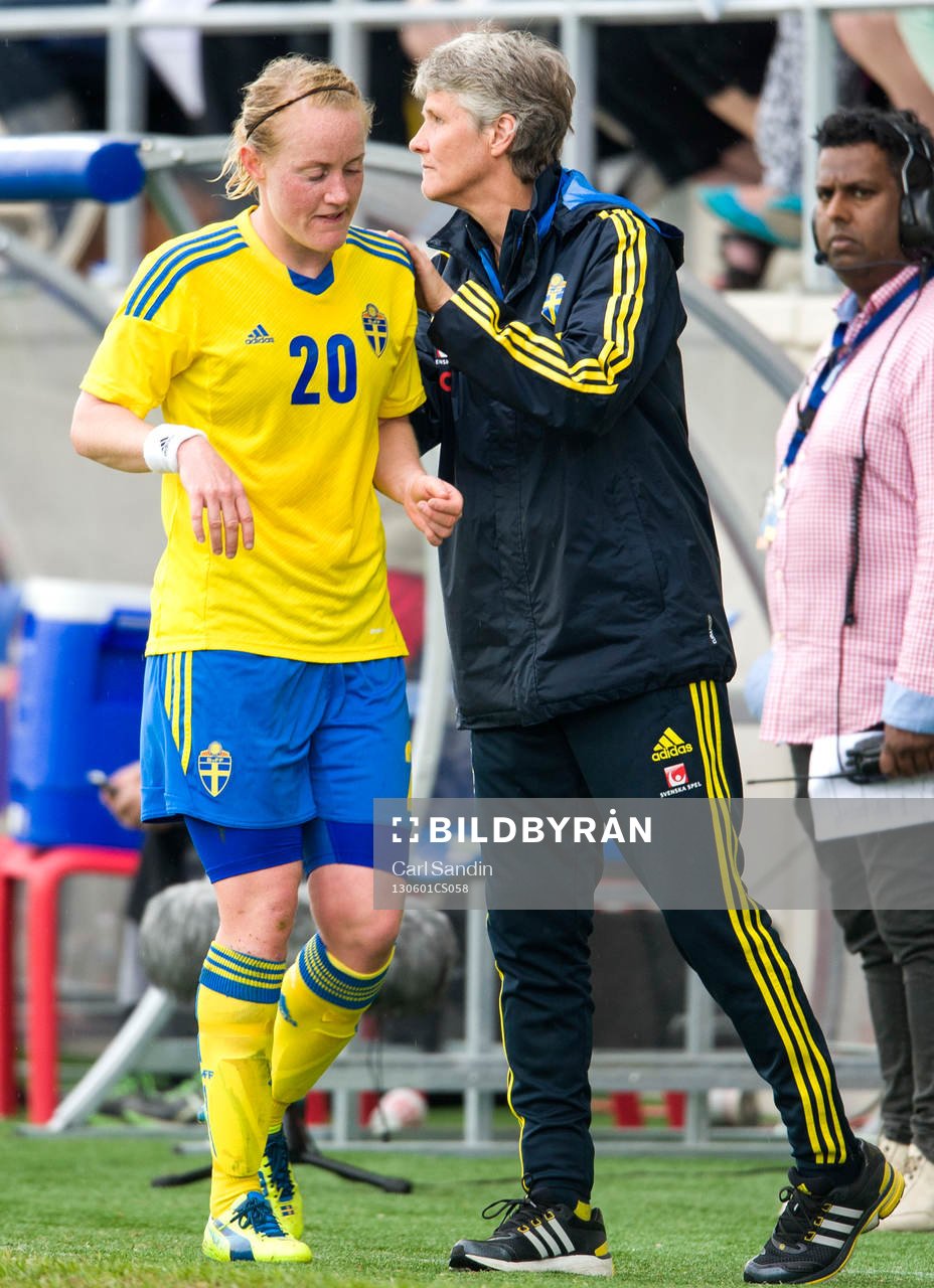 Marie Hammarström, Sverige, klappas om av Pia Sundhage,