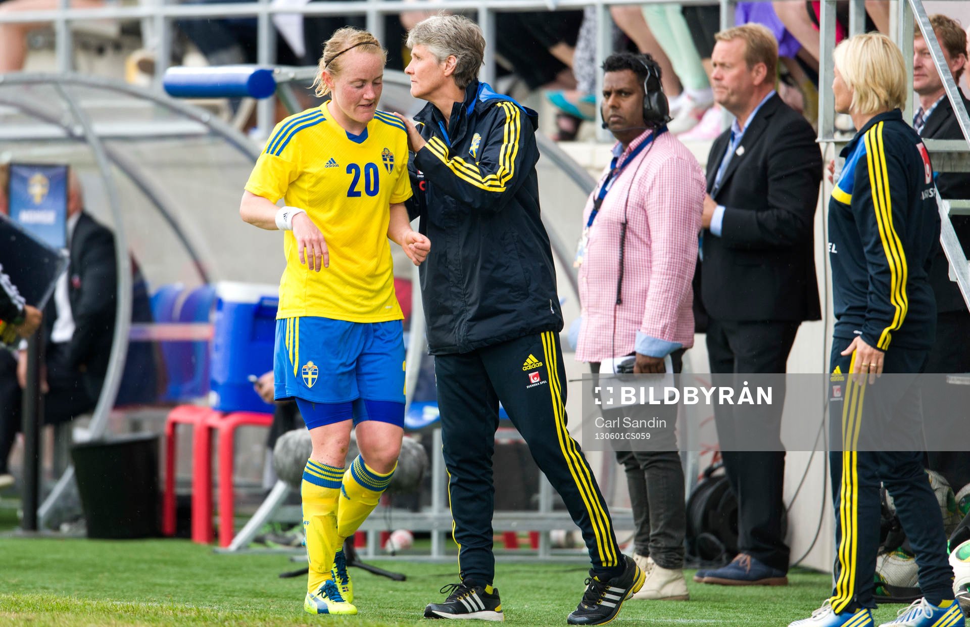 Marie Hammarström, Sverige, klappas om av Pia Sundhage,