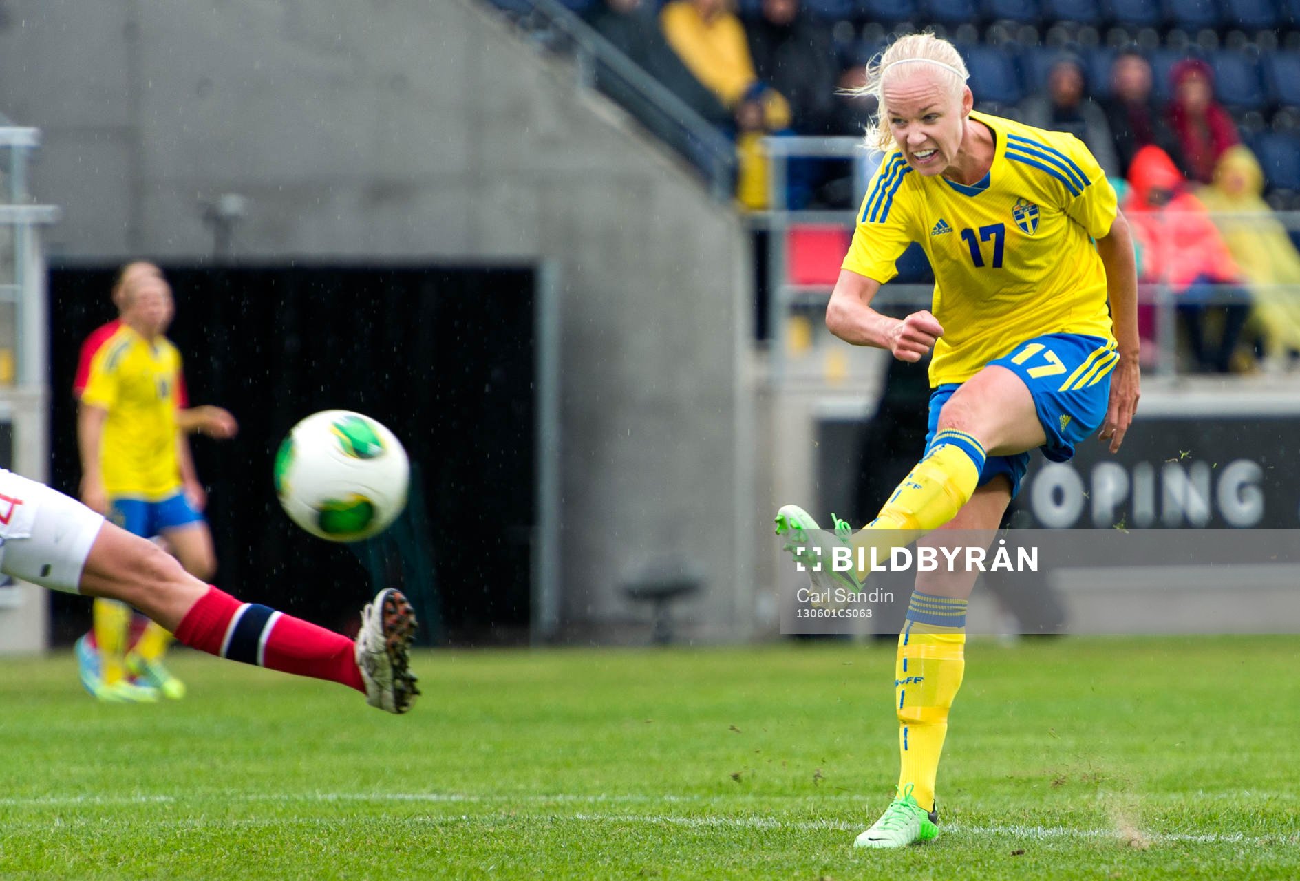Caroline Seger, Sverige, skjuter mot mål