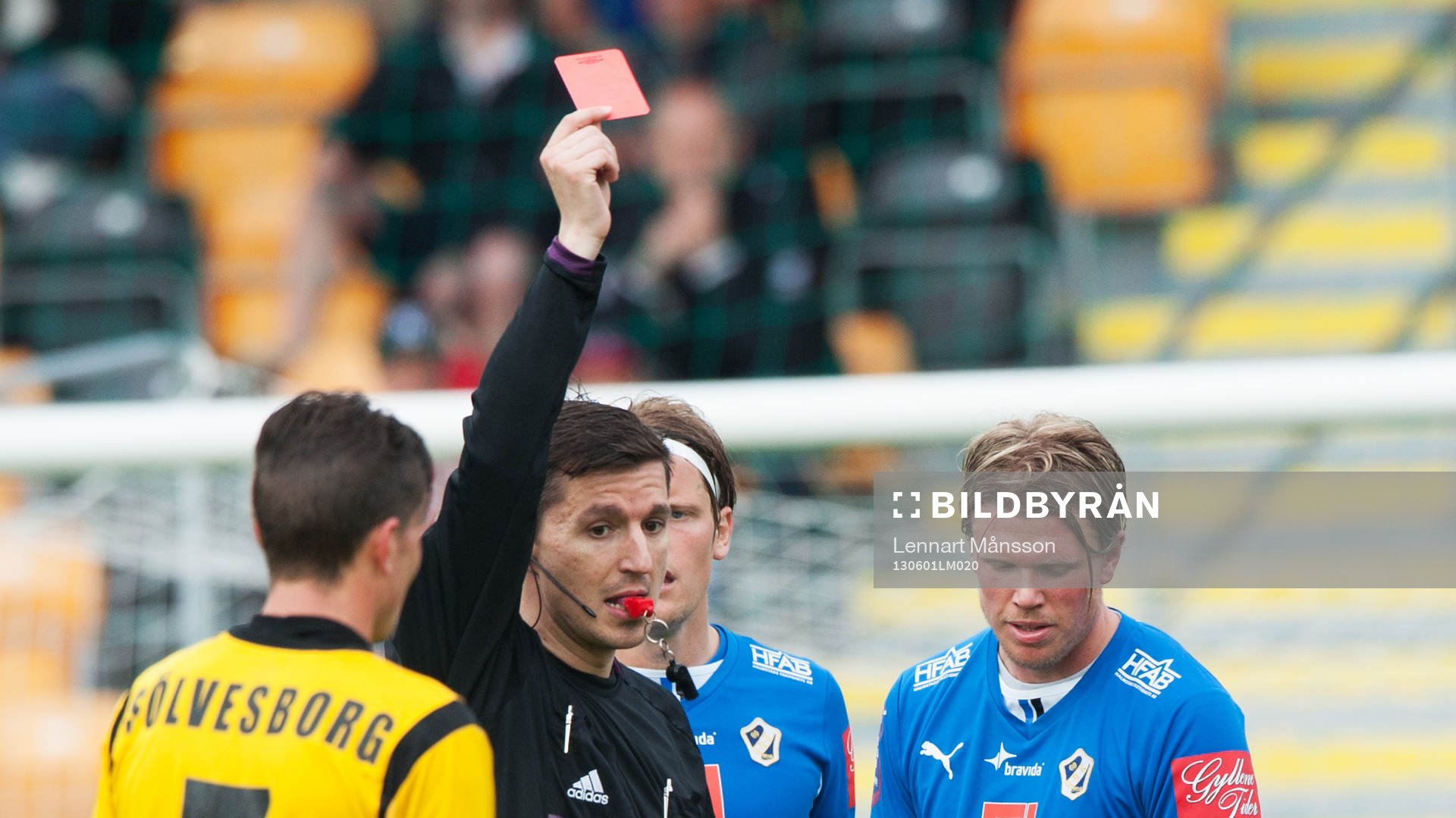 Fotboll, allsvenskan, Mjällby - Halmstad: Utvisning, domaren Bojan Pandzic ger rött kort till Christian Järdler, Halmstad