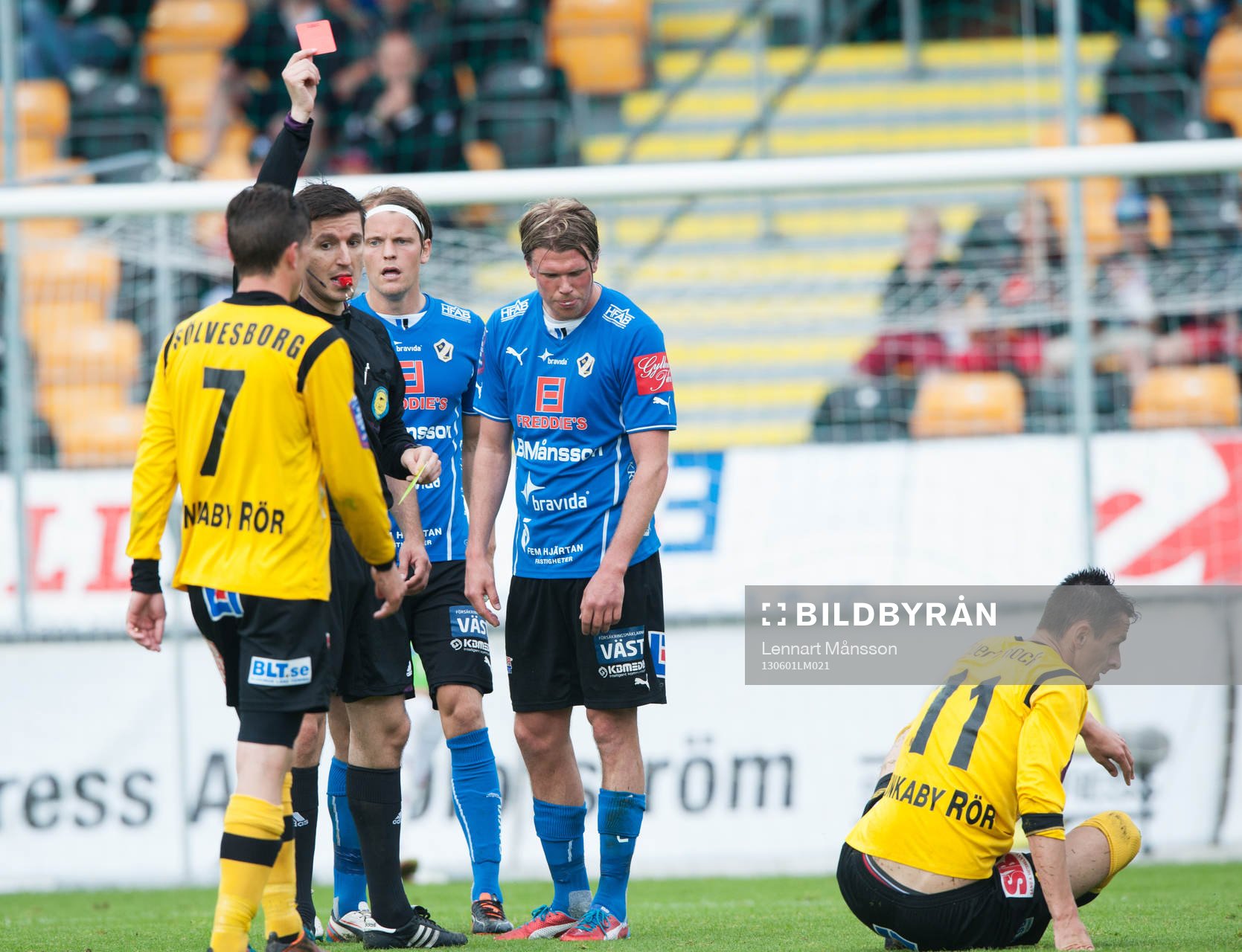 Utvisning, domaren Bojan Pandzic ger rött kort till