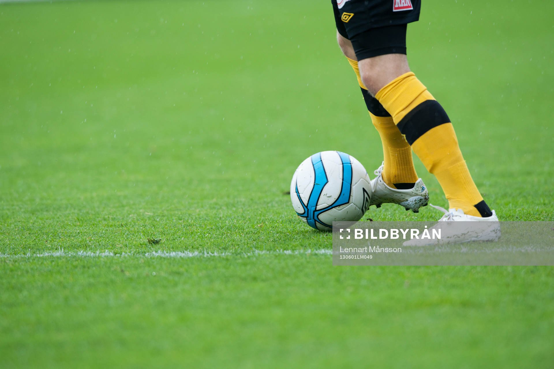 Fot, boll, fotbollsskor, bollkontroll, gräsmatta