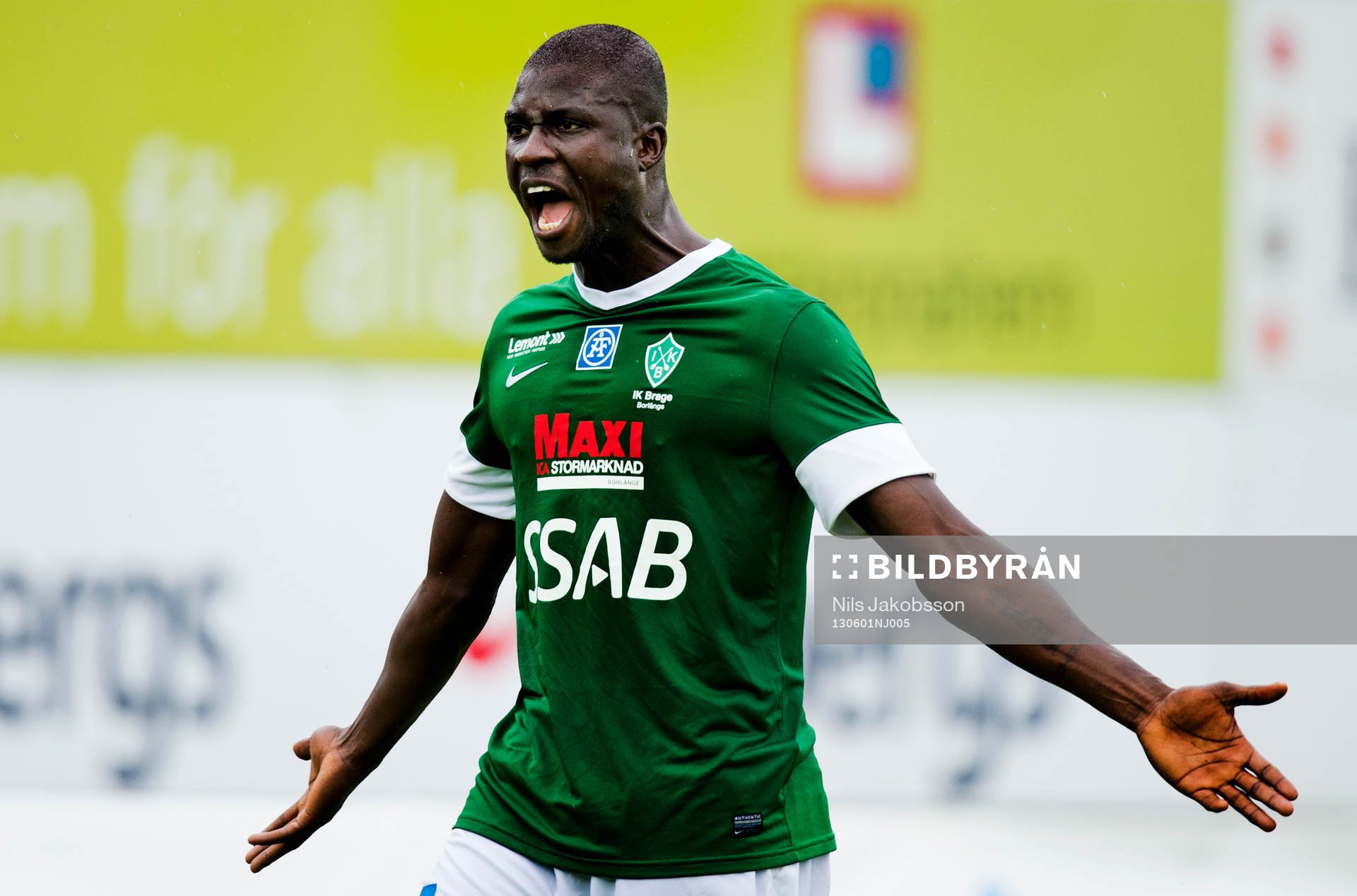 Njogu Demba-Nyrén, Brage, protesterar mot domarens dömda
