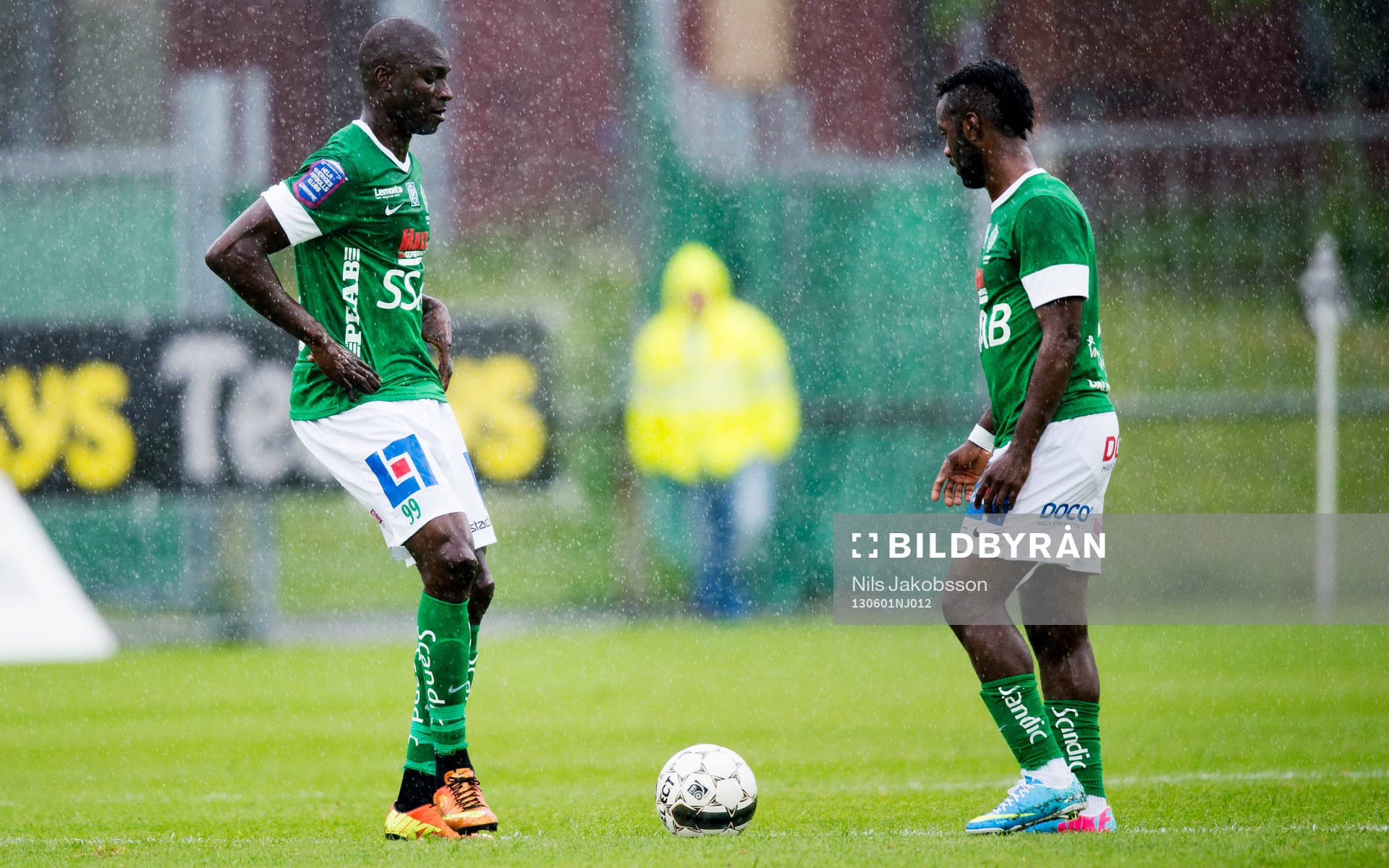 Njogu Demba-Nyrén, Dulee Johnson, Brage, gör avspark