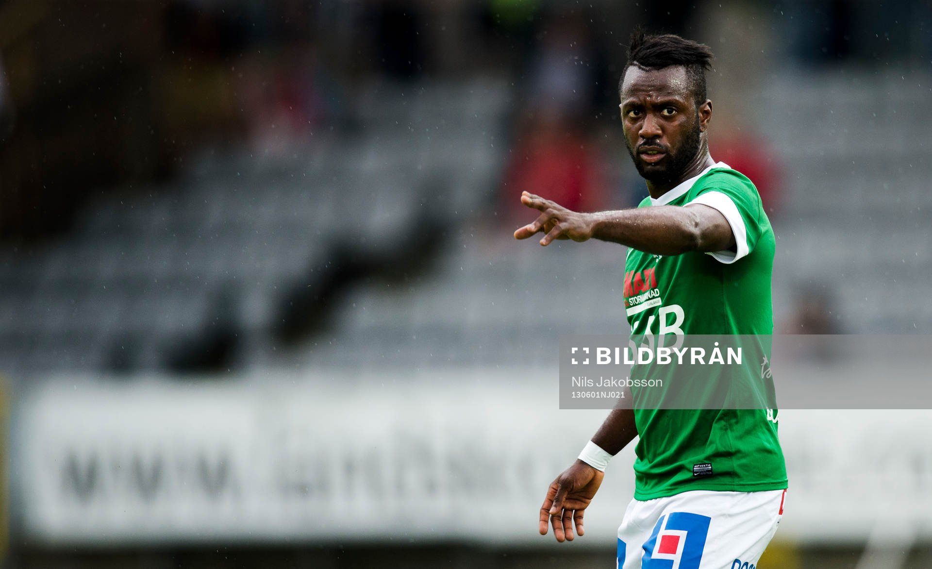 Dulee Johnson, Brage, styr och ställer lite
