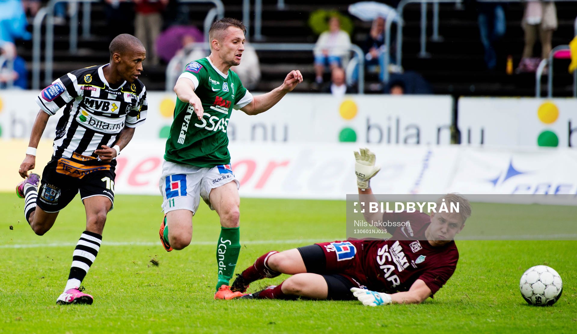Amethyst Bradley Ralani, Landskrona BOIS, skjuter men Brage