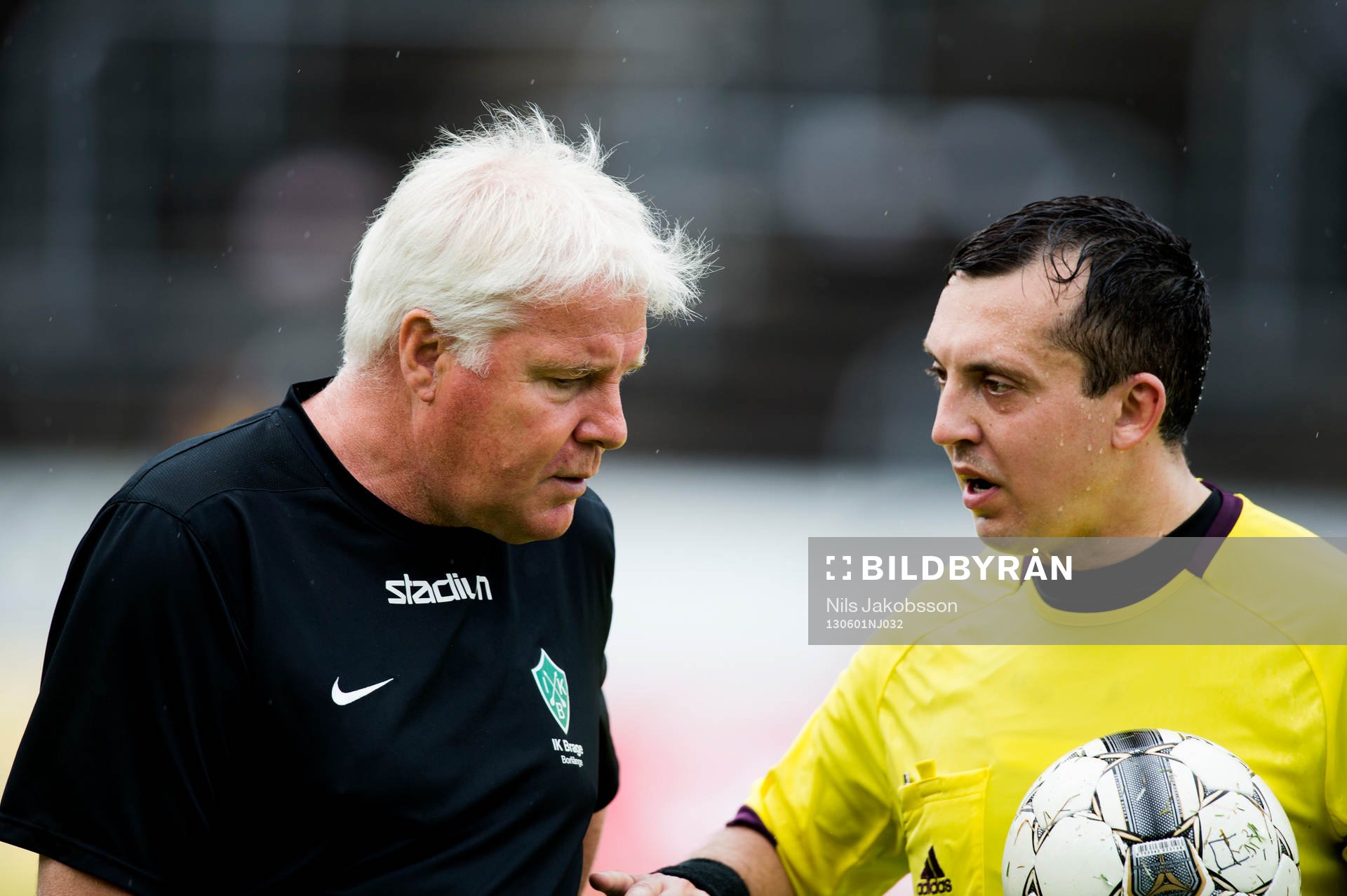 Conny Karlsson, tränare Brage, pratar med domare Dragan