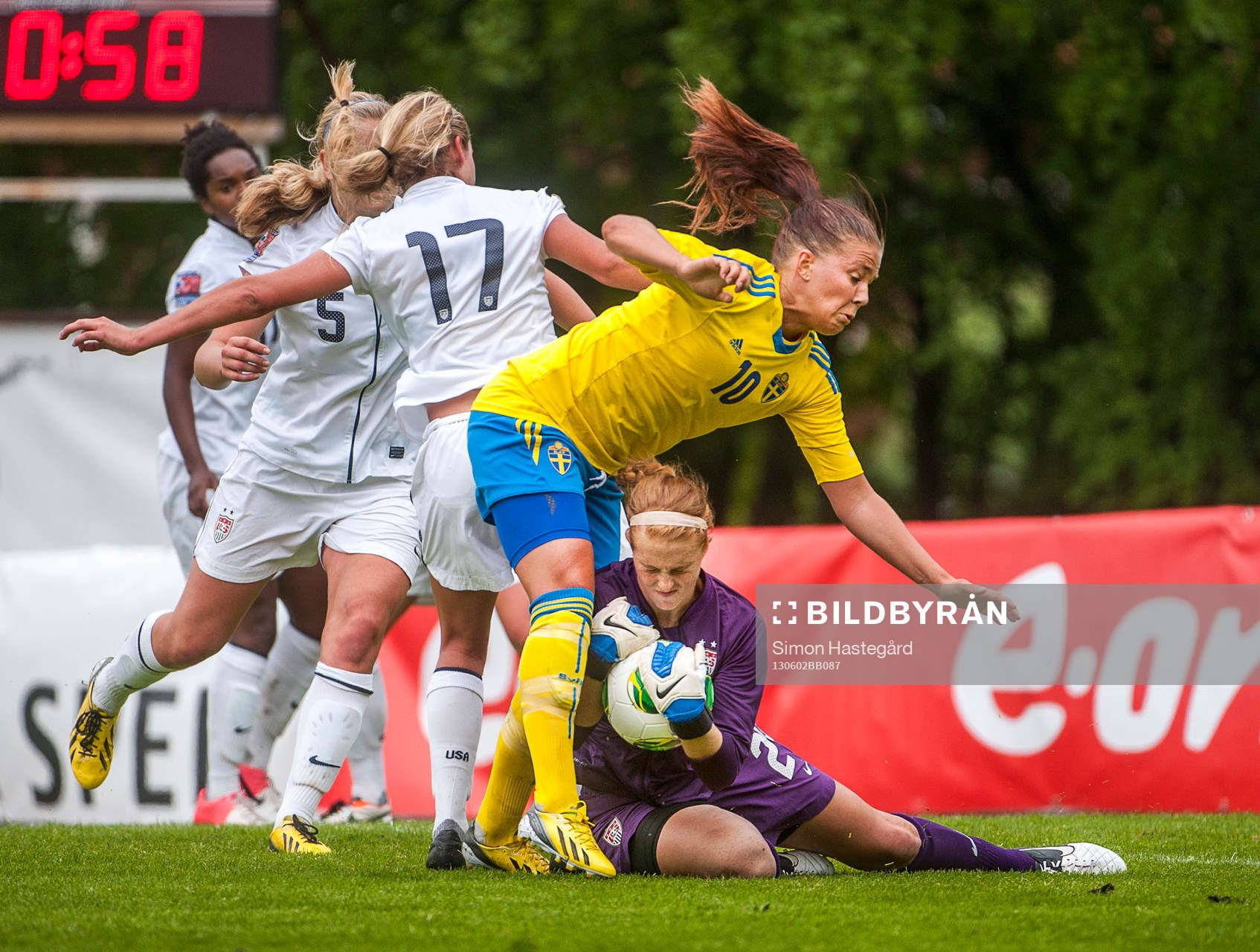 Jennifer Egelryd, Sverige, faller över Morgan Stearns,