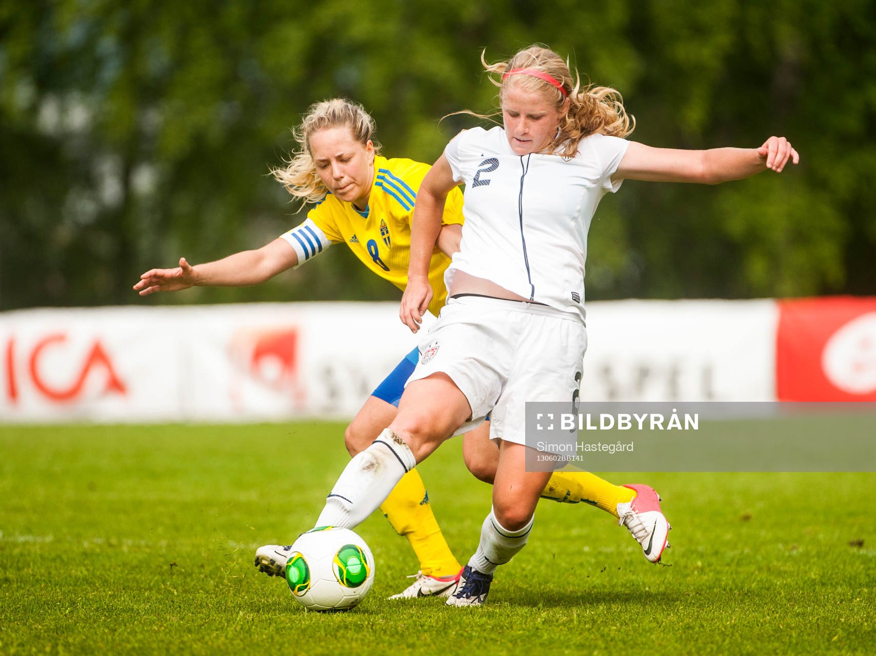 Fotboll, vänskapsmatch, U23, Sverige - USA: Julia Lyckberg, Sverige och Makenzy Doniak, USA.