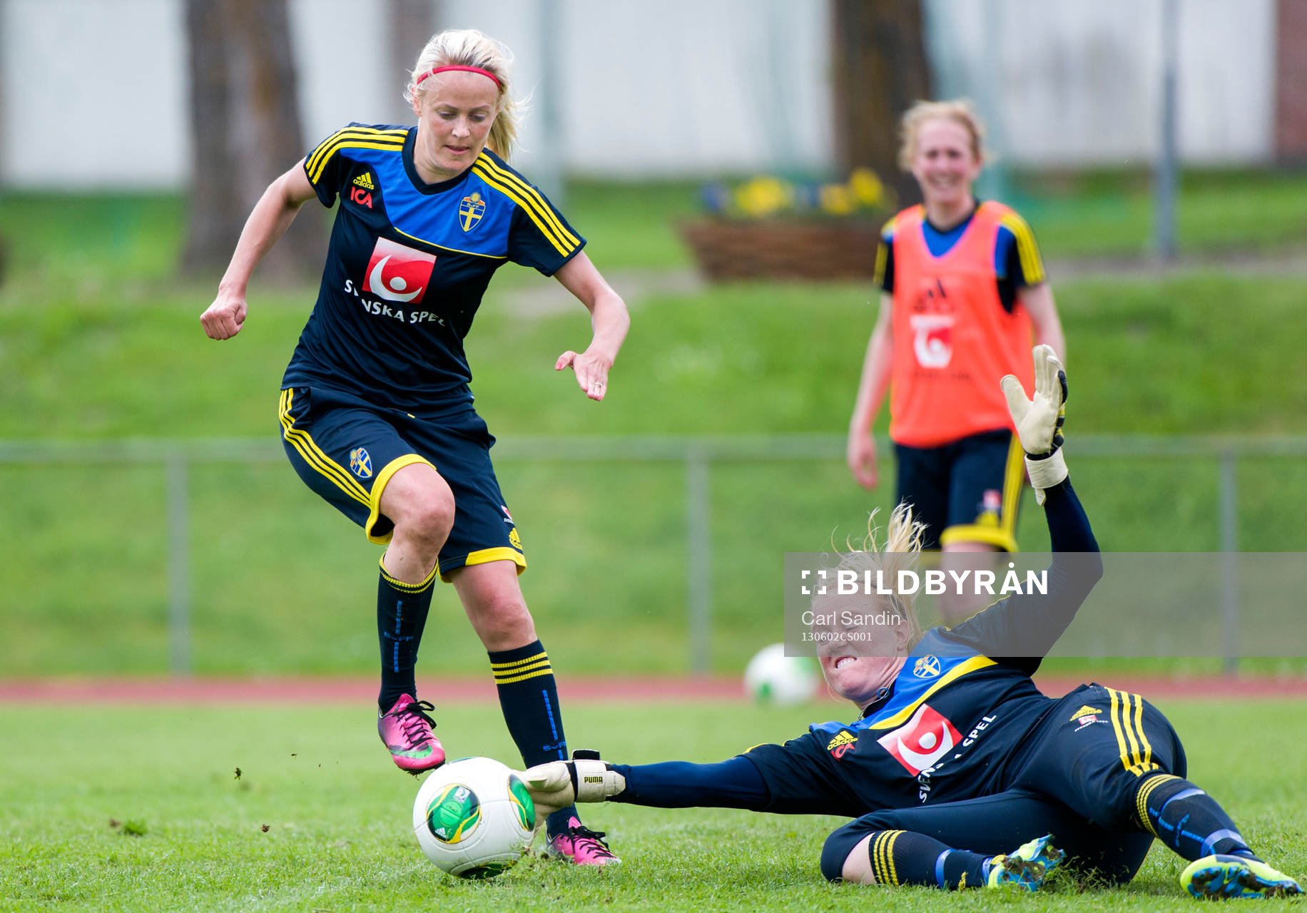 Josefine Öqvist försöker dribbla förbi Kristin