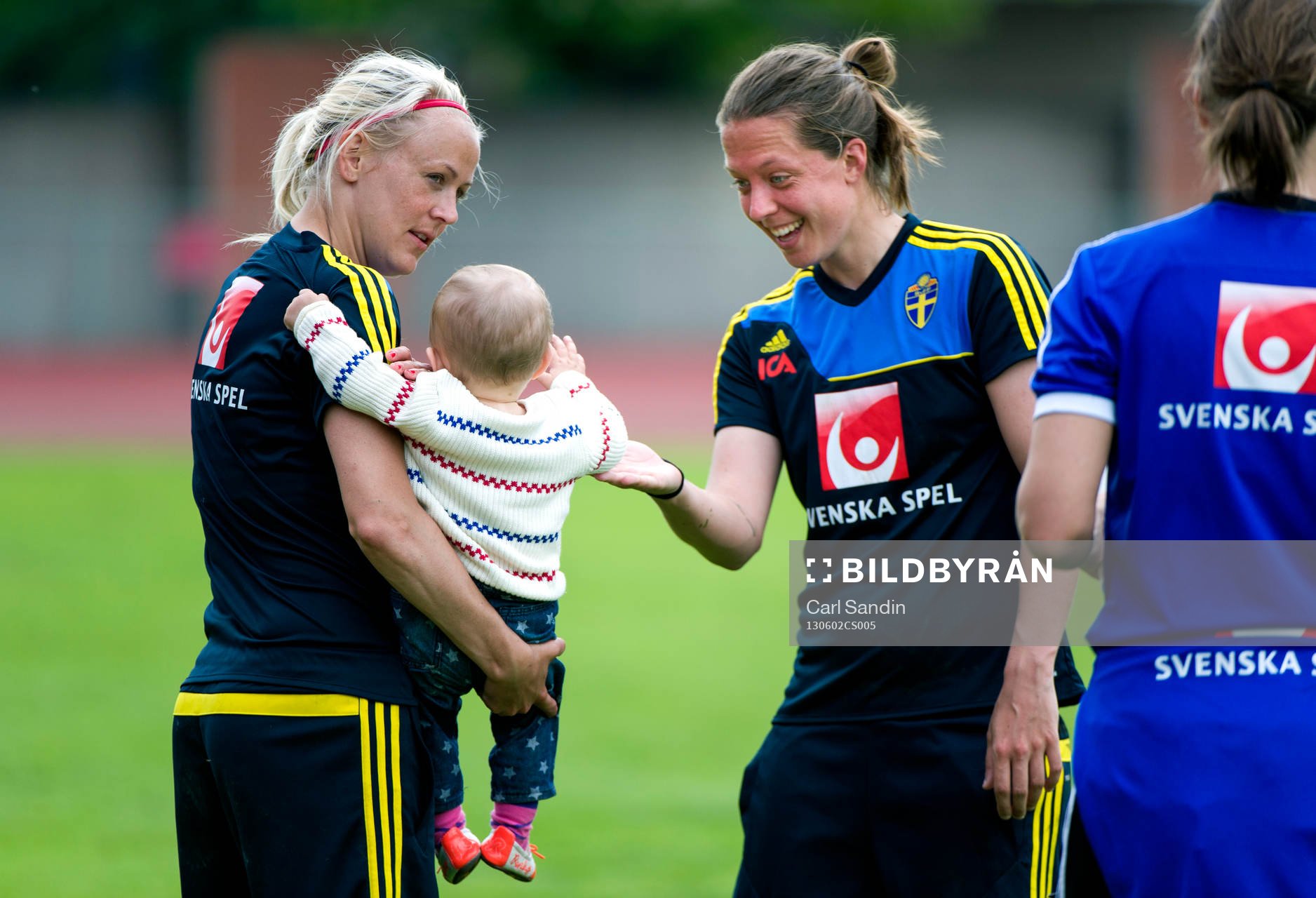Josefine Öqvist med dottern Stella som Lina Nilsson