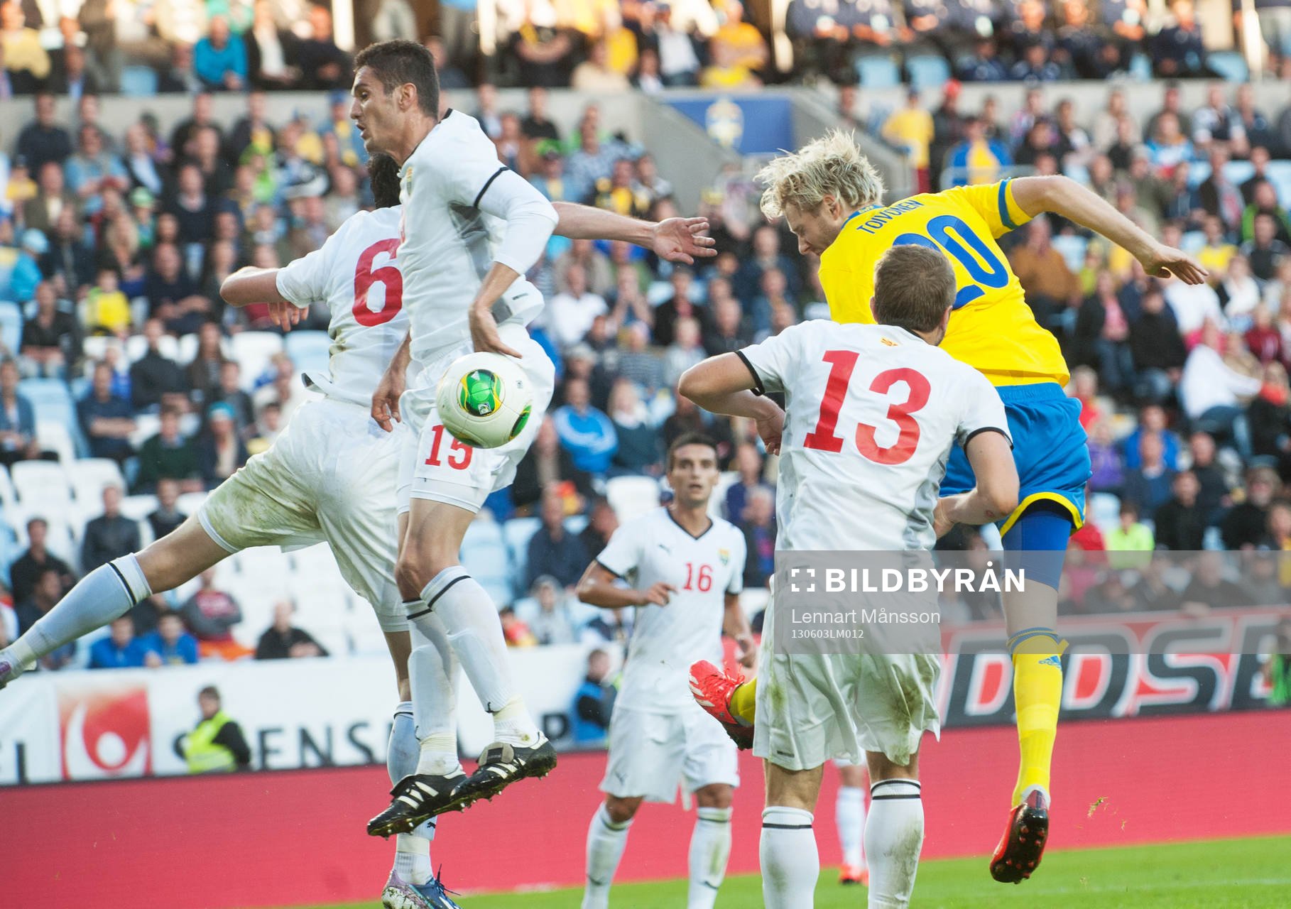 Ola Toivonen, Sverige, nickar mot Tome Pachovski, målvakt,