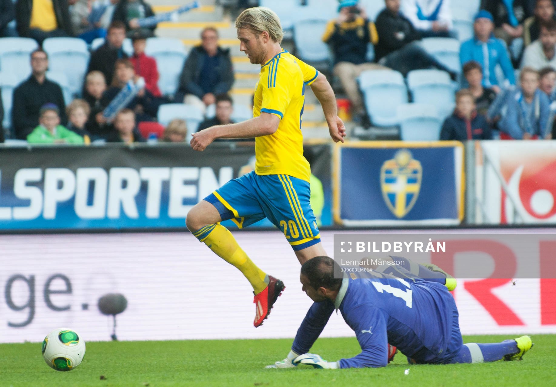 Ola Toivonen, Sverige, rundar Tome Pachovski, målvakt,