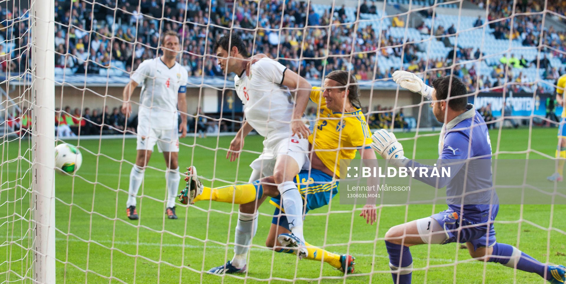 Jonas Olsson, Sverige, långa benet före vid hörna