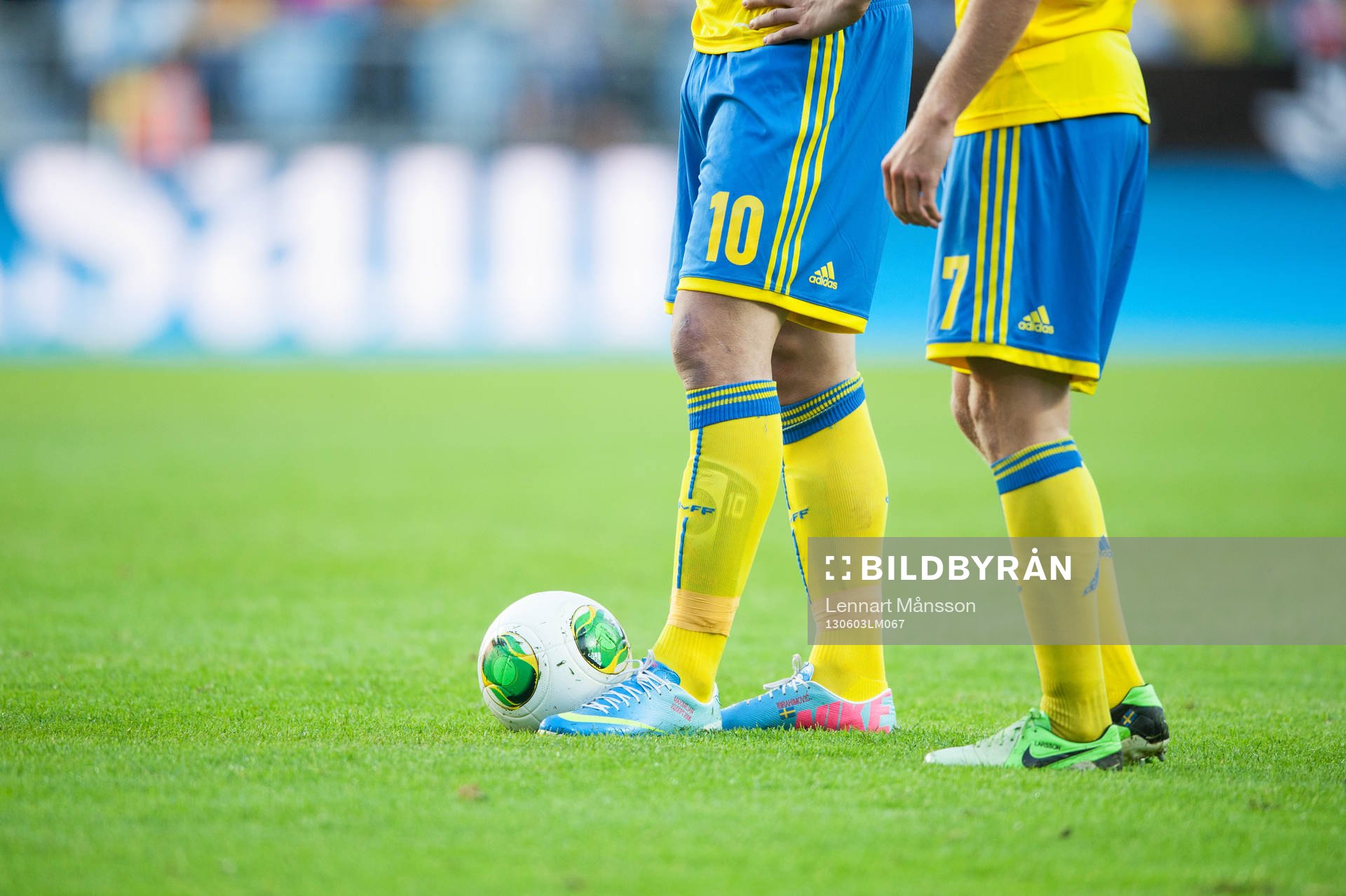 Frispark, bollen upplagd, fotbollsskor, fotbollsstrumpor,