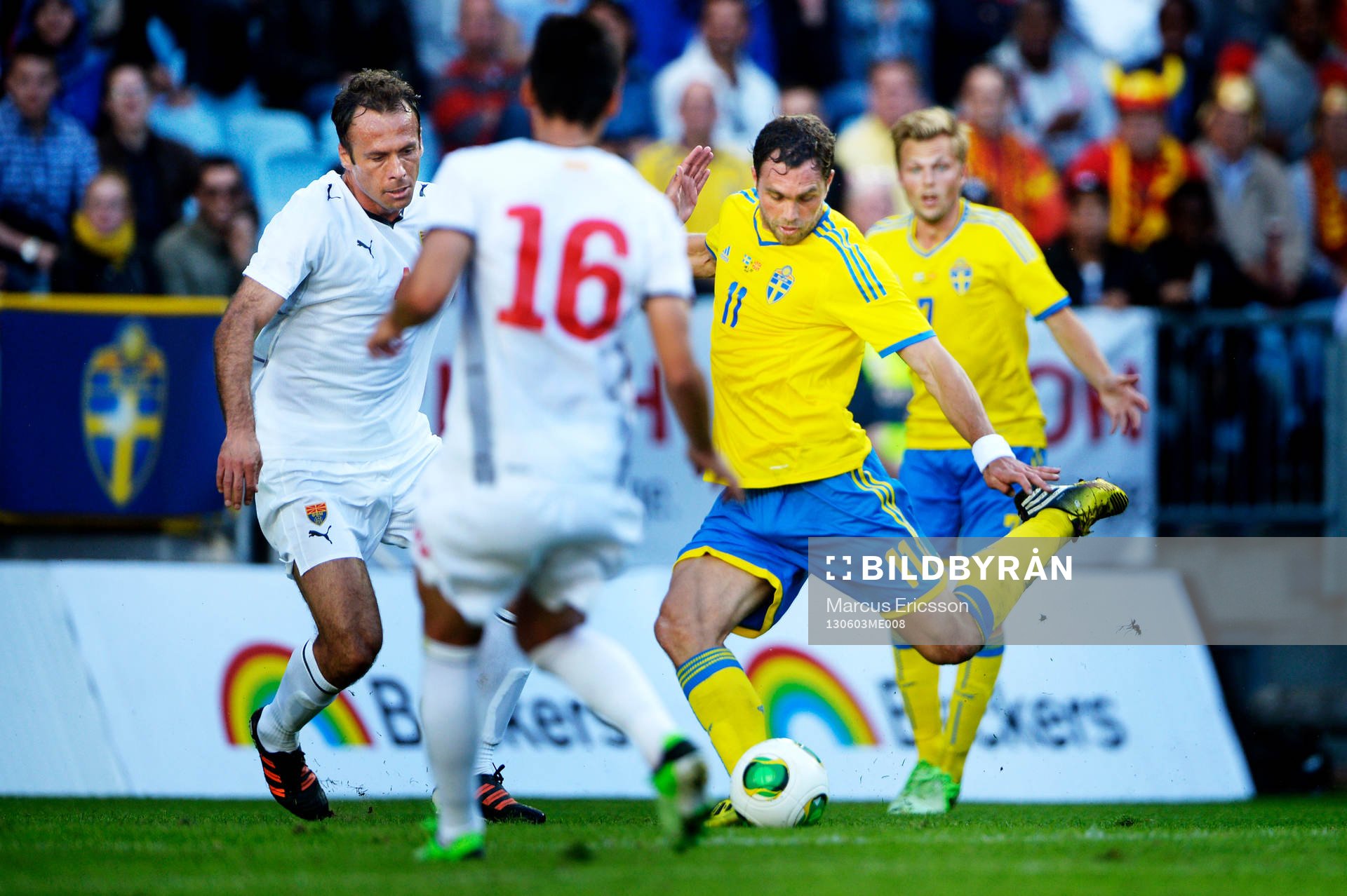 Johan Elmander, Sverige, skjuter