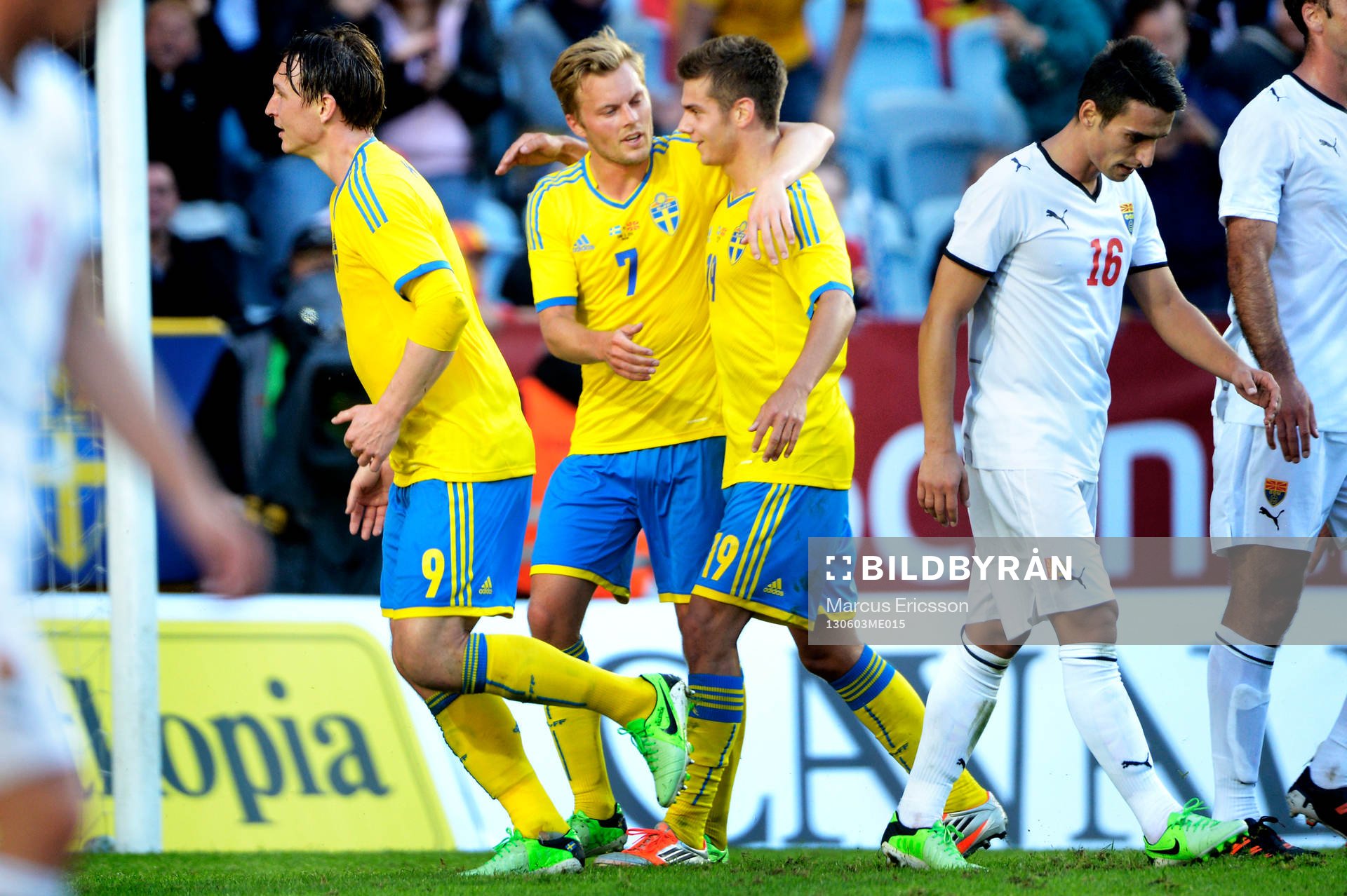 Fotboll, Träningslandskamp, Sverige - Makedonien: Alexander Kacaniklic kramas om av Sebastian Larsson och Kim Källström efter att ha nickat in 1-0.