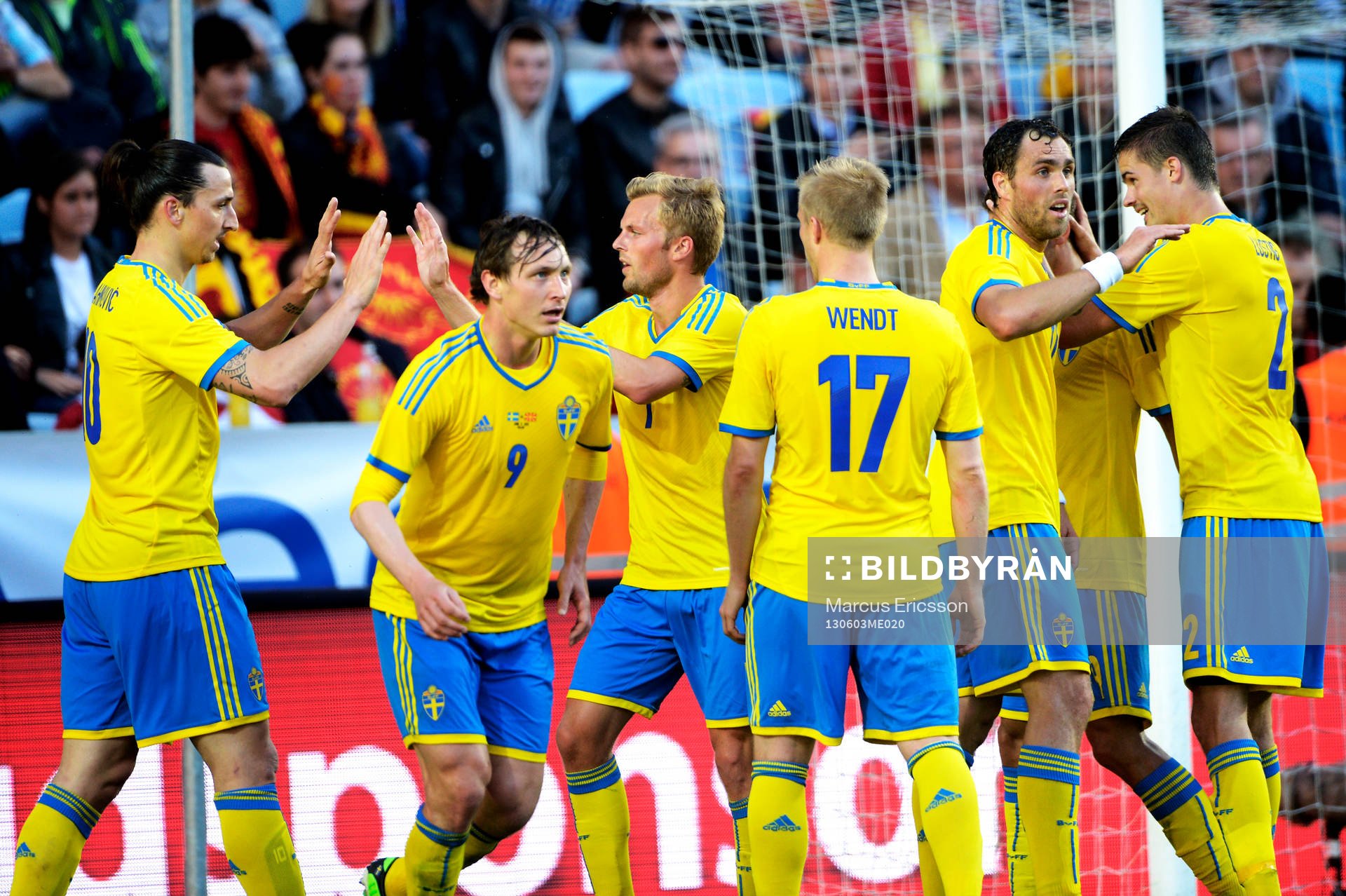 Zlatan Ibrahimovic, Sverige firar 1-0 med Sebastian Larsson