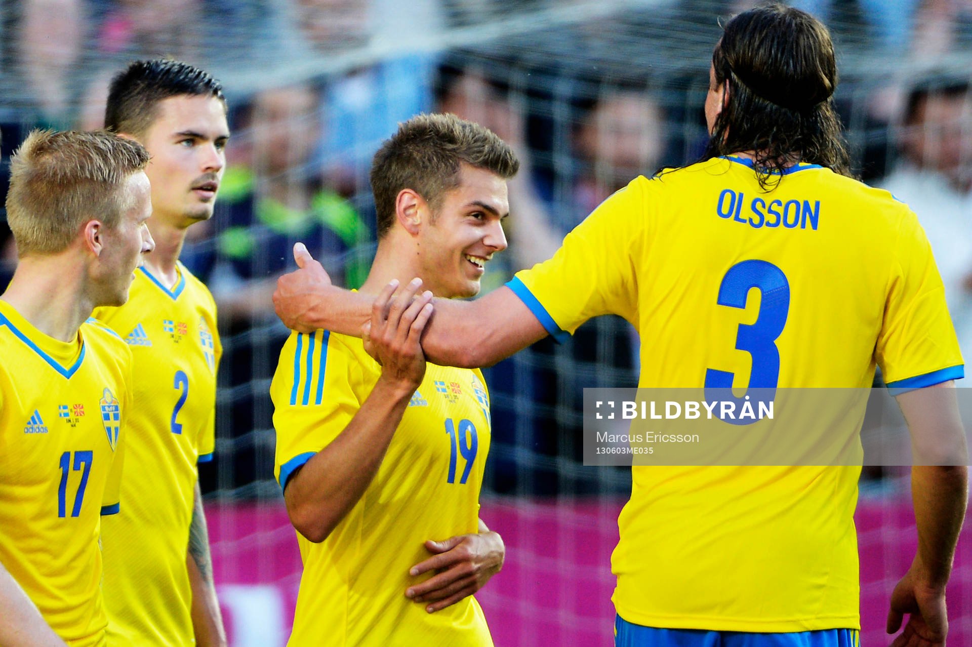 Jonas Olsson klappar Alexander Kacaniklics på axeln