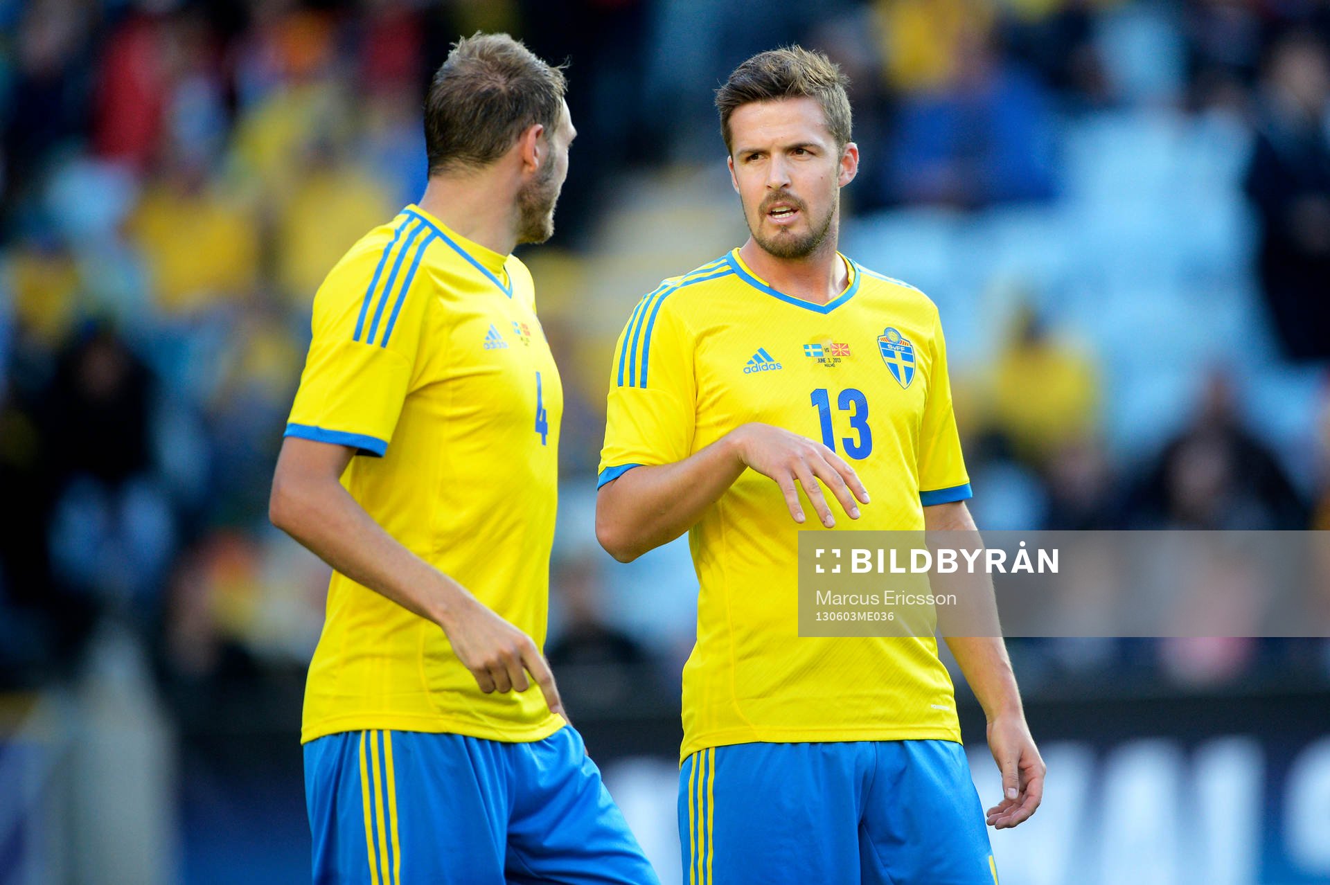 Per Nilsson pratar med Andreas Granqvist innan avspark i