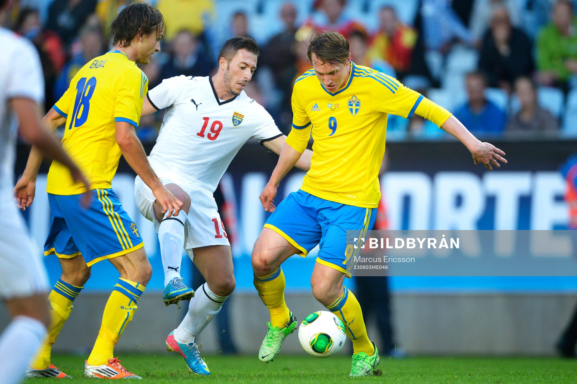Fotboll, Träningslandskamp, Sverige - Makedonien: Kim Källström, Sverige, utmanas av Agim Ibraimi, Makedonien.