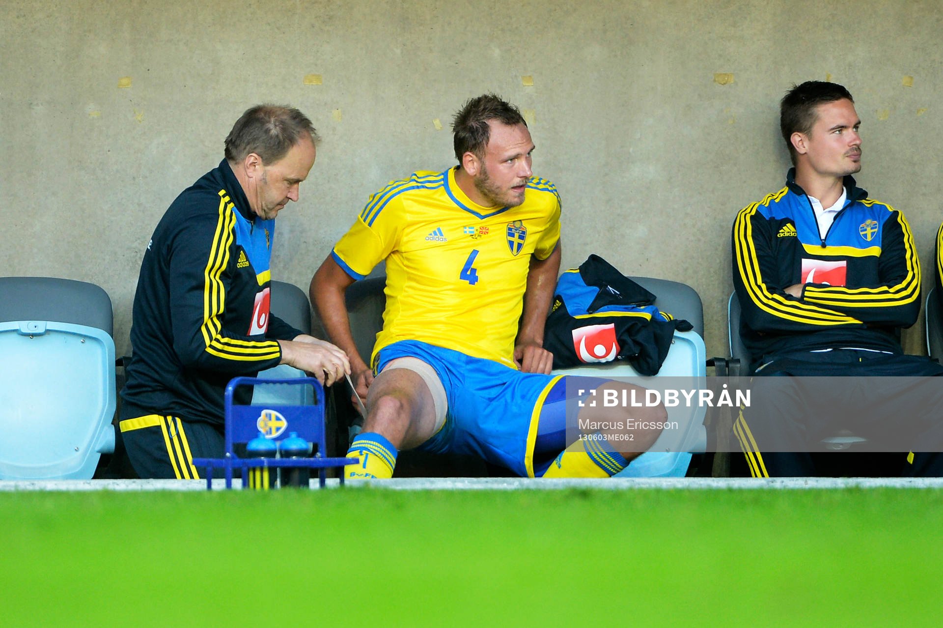 Fotboll, Träningslandskamp, Sverige - Makedonien: Andreas Granqvist, Sverige, får låret lindat efter att ha bytts ut.