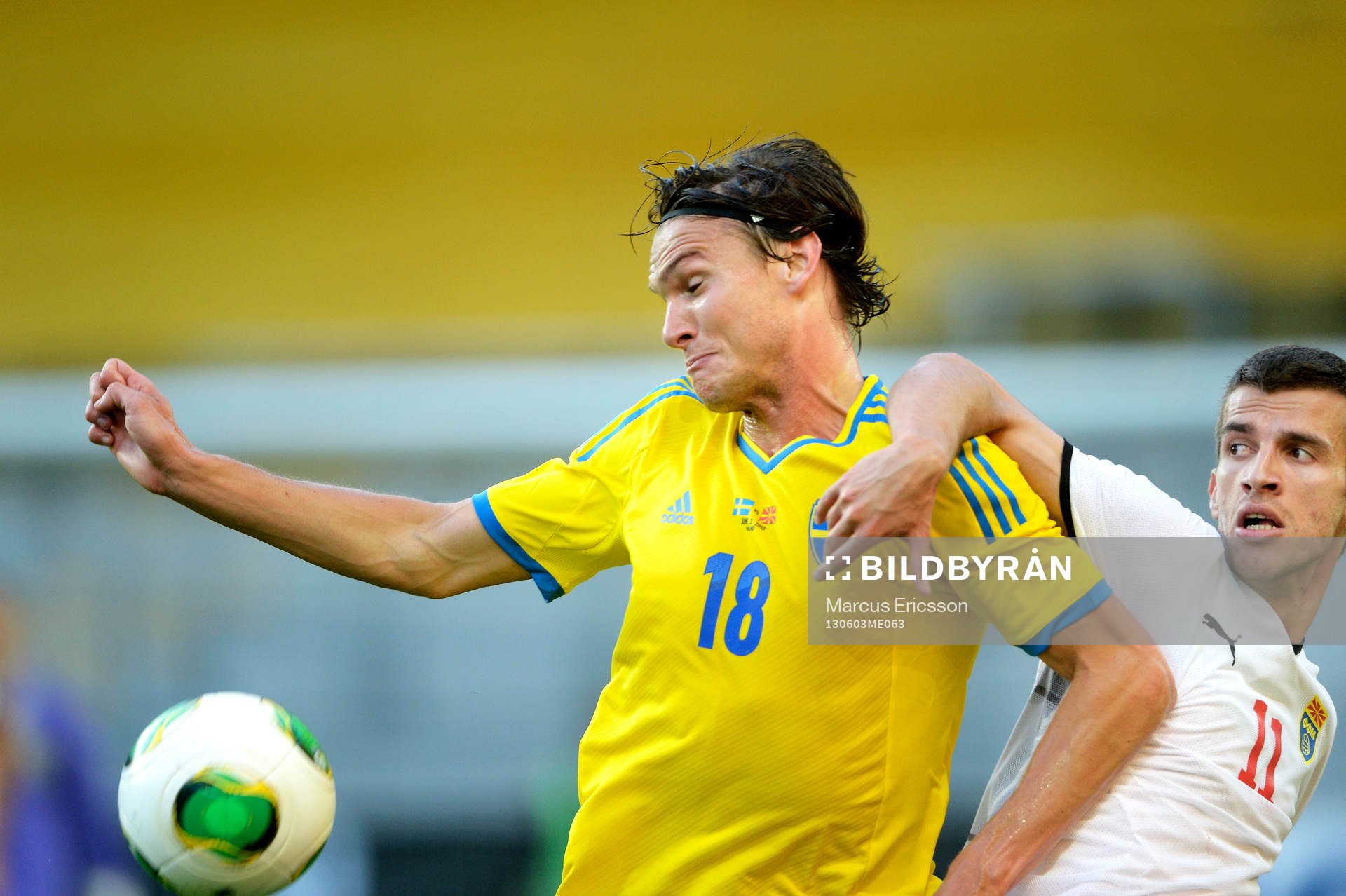 Fotboll, Träningslandskamp, Sverige - Makedonien: Albin Ekdal, Sverige i kamp om bollen med Ferhan Hsani, Makedonien.