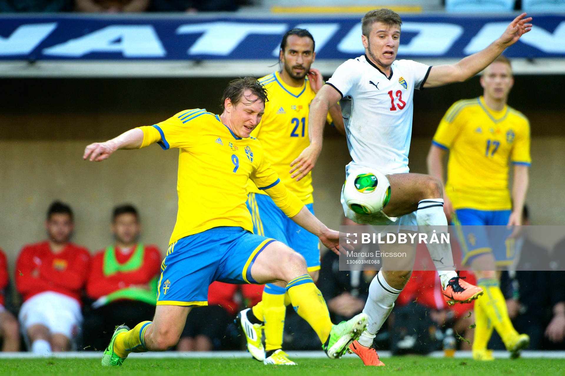 Fotboll, Träningslandskamp, Sverige - Makedonien: Kim Källström, Sverige är steget efter Stefan Ristovski, Makedonien.