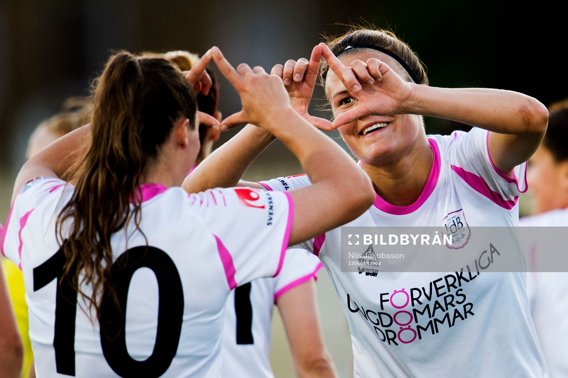 Fotboll, Damallsvenskan, LDB Malmö - Göteborg Kopparbergs: Ramona Bachmann, Katarina Veje, LdB FC Malmö, jublar.