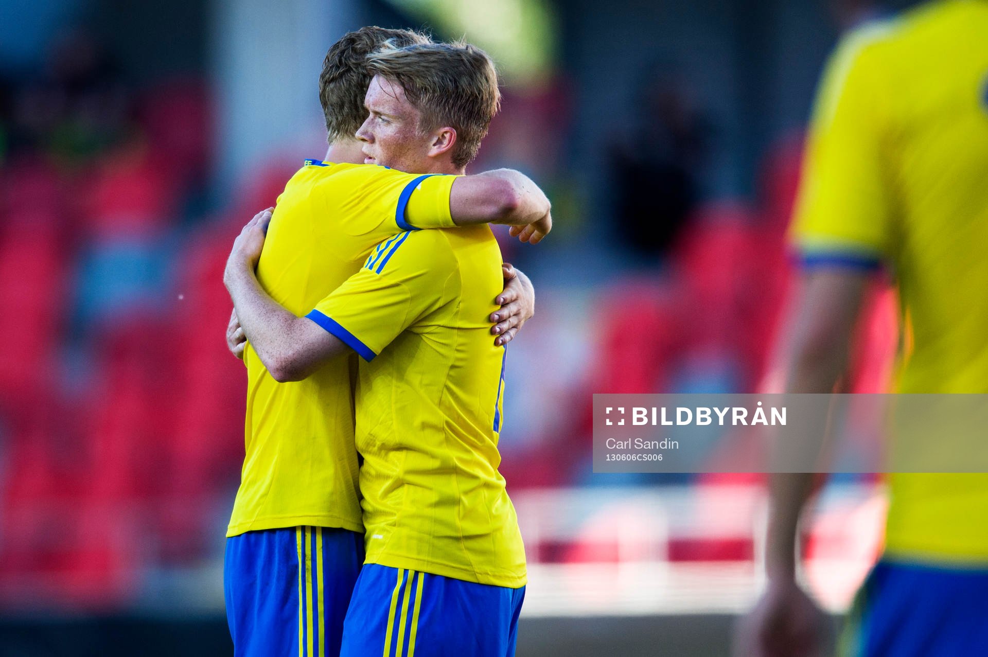 Oscar Hiljemark och Sam Larsson, Sverige, kramar om varandra