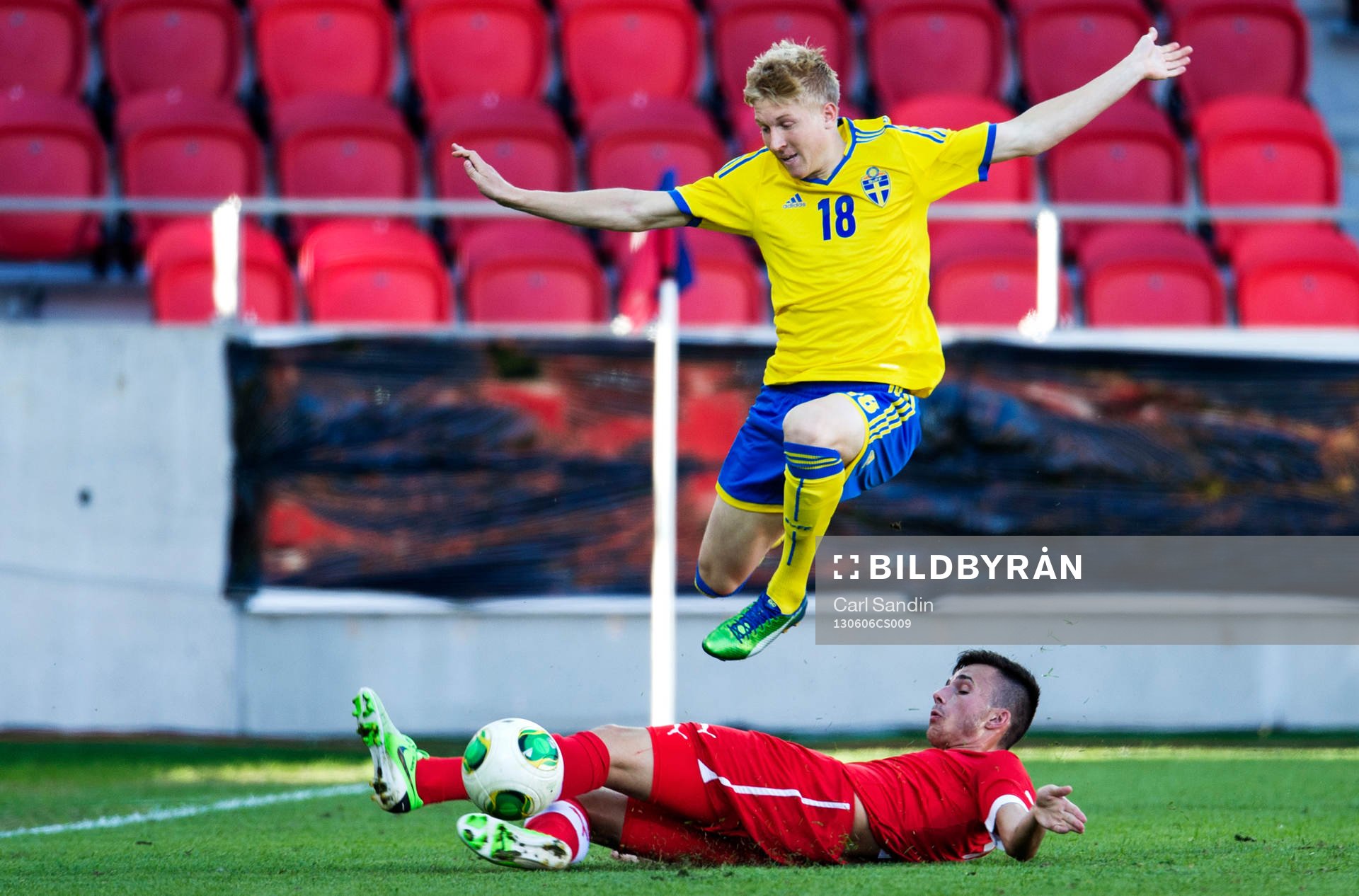 Fotboll, U21, Träningslandskamp, Sverige-Schweiz: Simon Kroon, Sverige, hoppar över en glidtacklande Schweizisk spelare.
