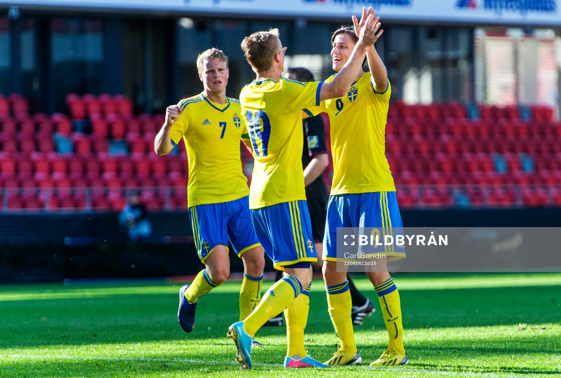 Oscar Hiljemark, Sam Larsson och Simon Thern, Sverige, firar