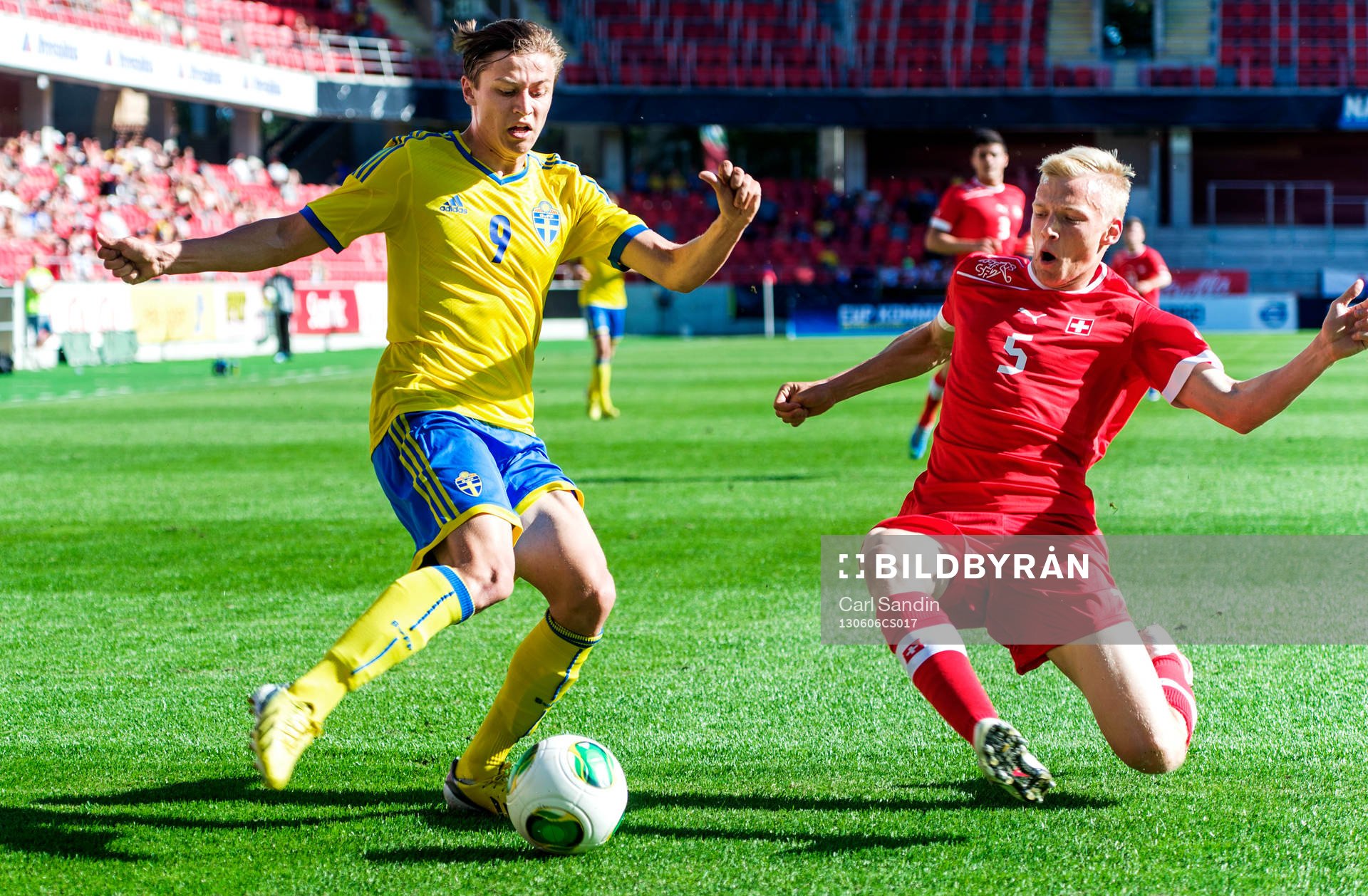 Simon Thern, Sverige, laddar för skott förbi täckande