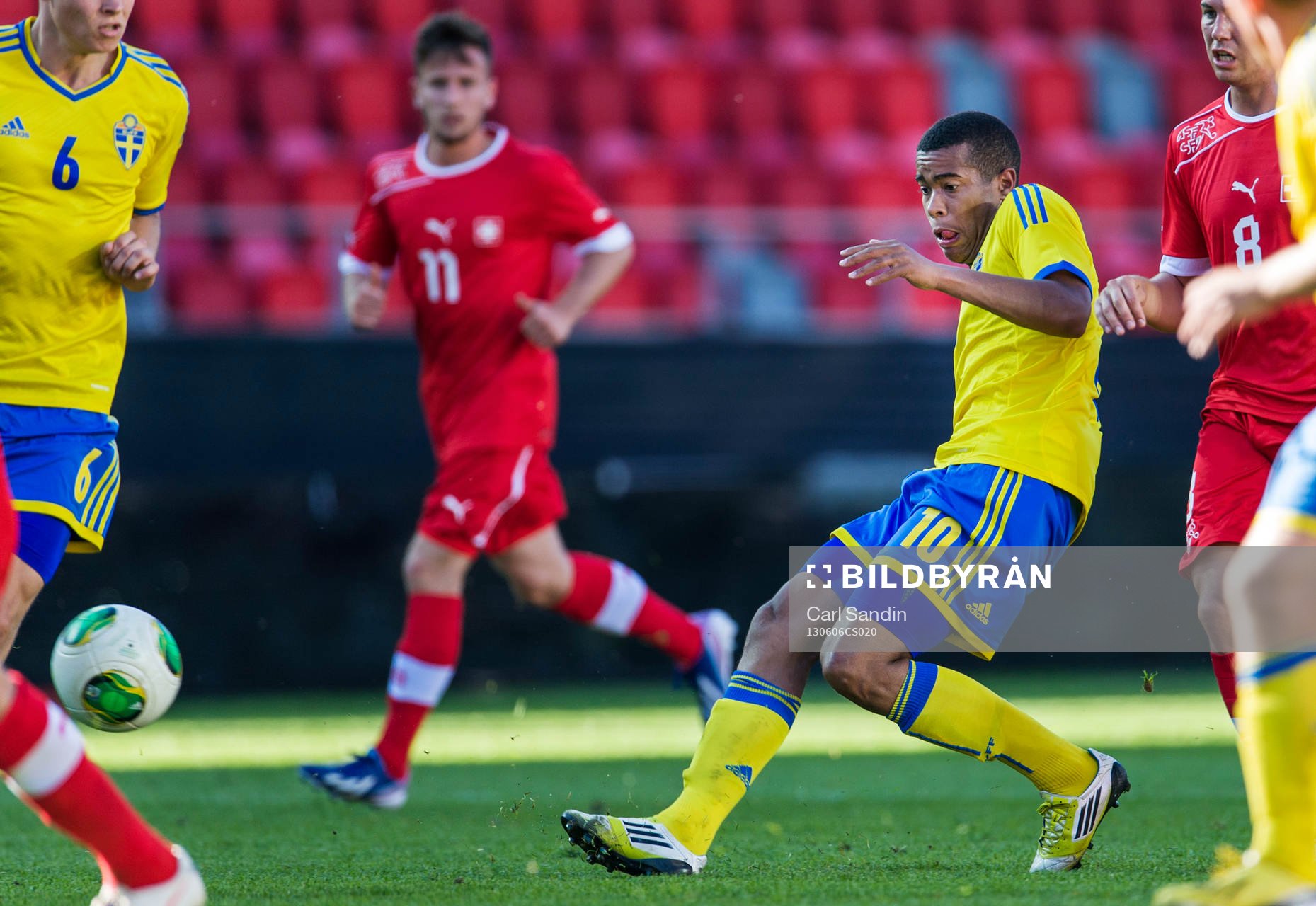 Robin Quaison, Sverige, skjuter mot mål