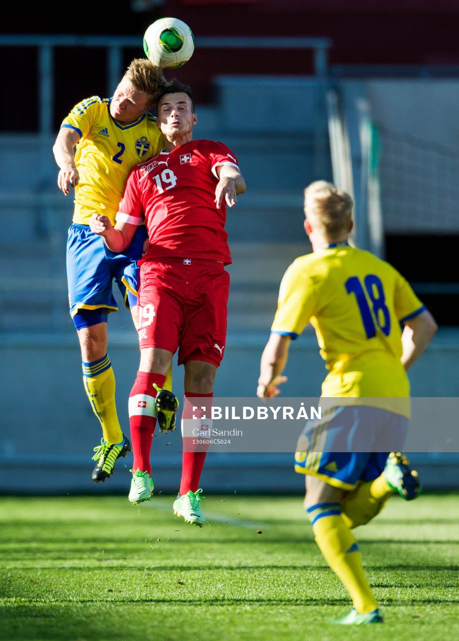 Fotboll, U21, Träningslandskamp, Sverige-Schweiz: Mattias Johansson, Sverige, i nickduell med Stjepan Vuleta, Schweiz.