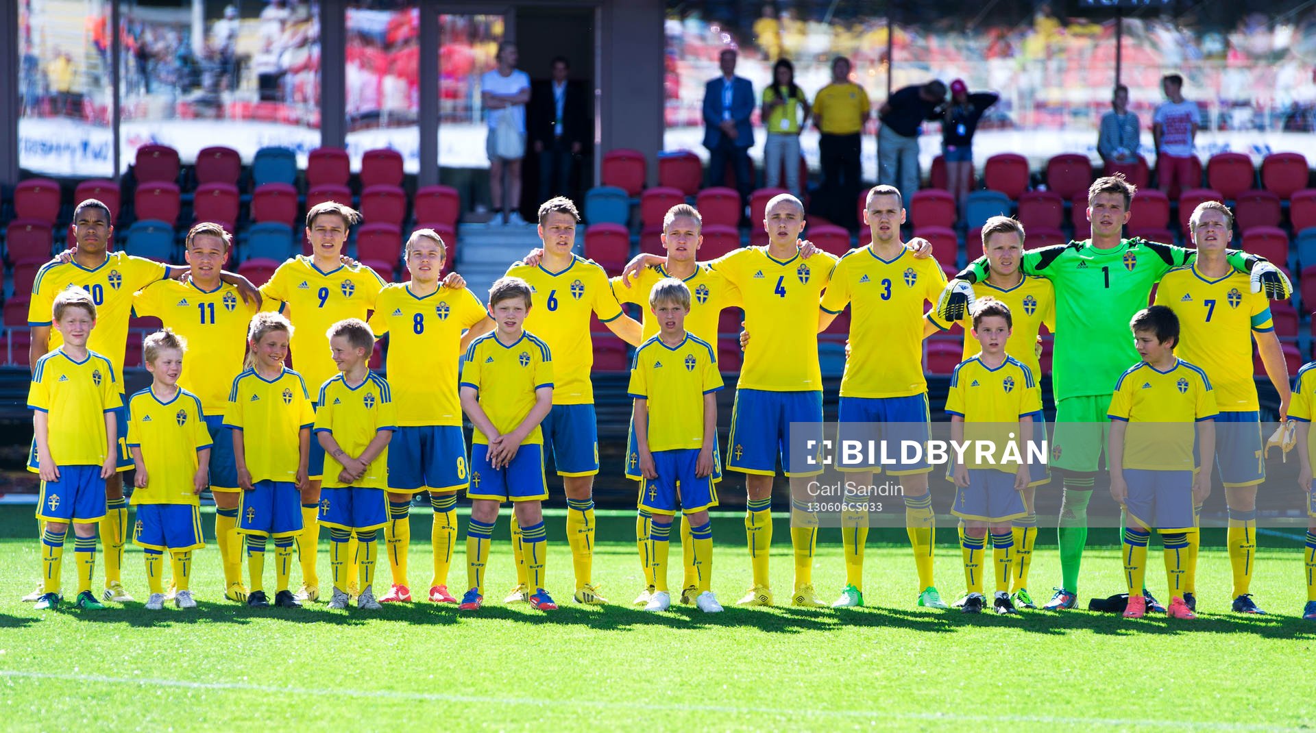 Det svenska laget står uppställda inan matchen. Fr.v.