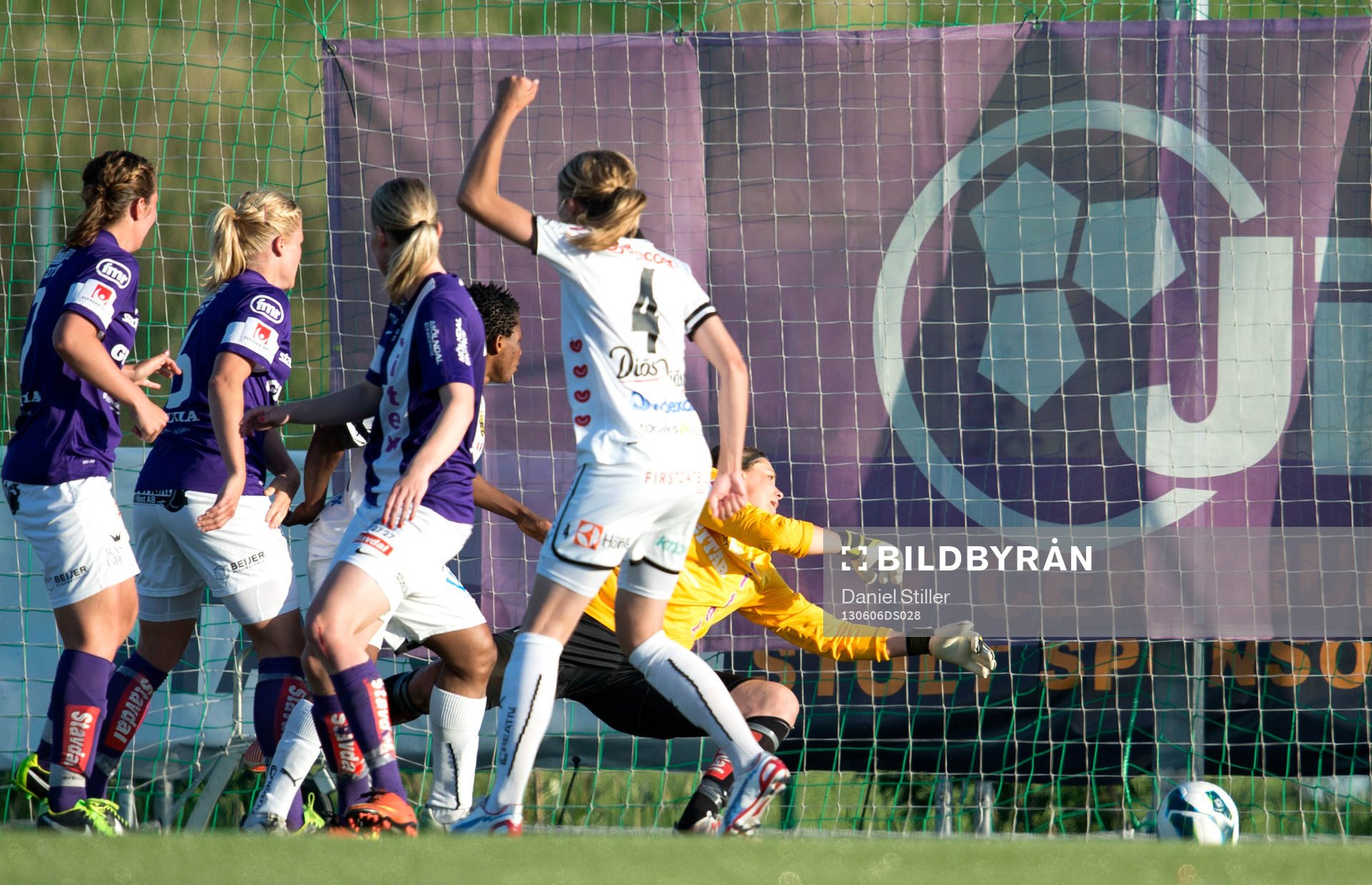 Fotboll, Damallsvenskan, Jitex - Umeå: Emmelie Konradsson, Umeå, gör 1-1 bakom Jitex målvakt Minna Meriluoto 